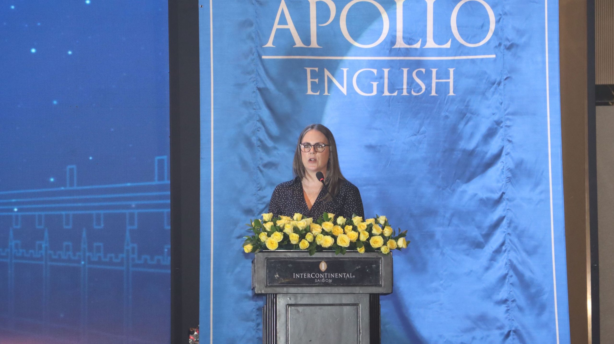 Bà Kate Steenkamp – Giám đốc học vụ cấp cao Apollo English phát biểu tại sự kiện (Ảnh: VietKings).