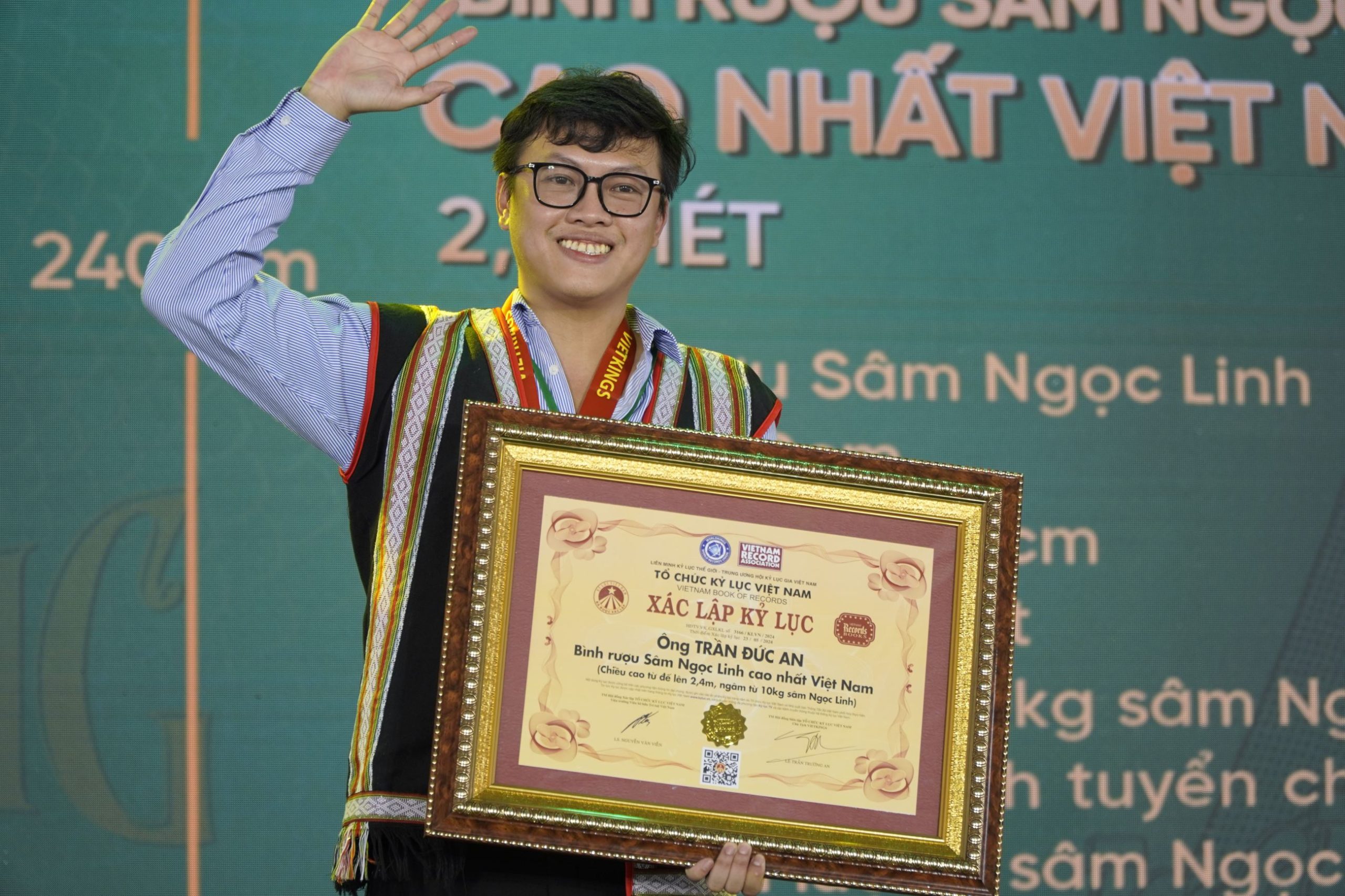 Đây là Kỷ lục Việt Nam thứ 2 trong sự nghiệp nghiên cứu, nuôi trồng và phát triển hình ảnh sâm Ngọc Linh của anh.