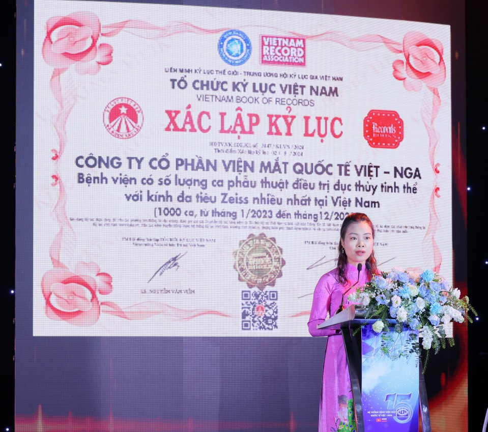 Bà Phạm Thị Vân – Phó Trưởng đại diện Miền Bắc Tổ chức Kỷ lục Việt Nam công bố quyết định xác lập Kỷ lục.