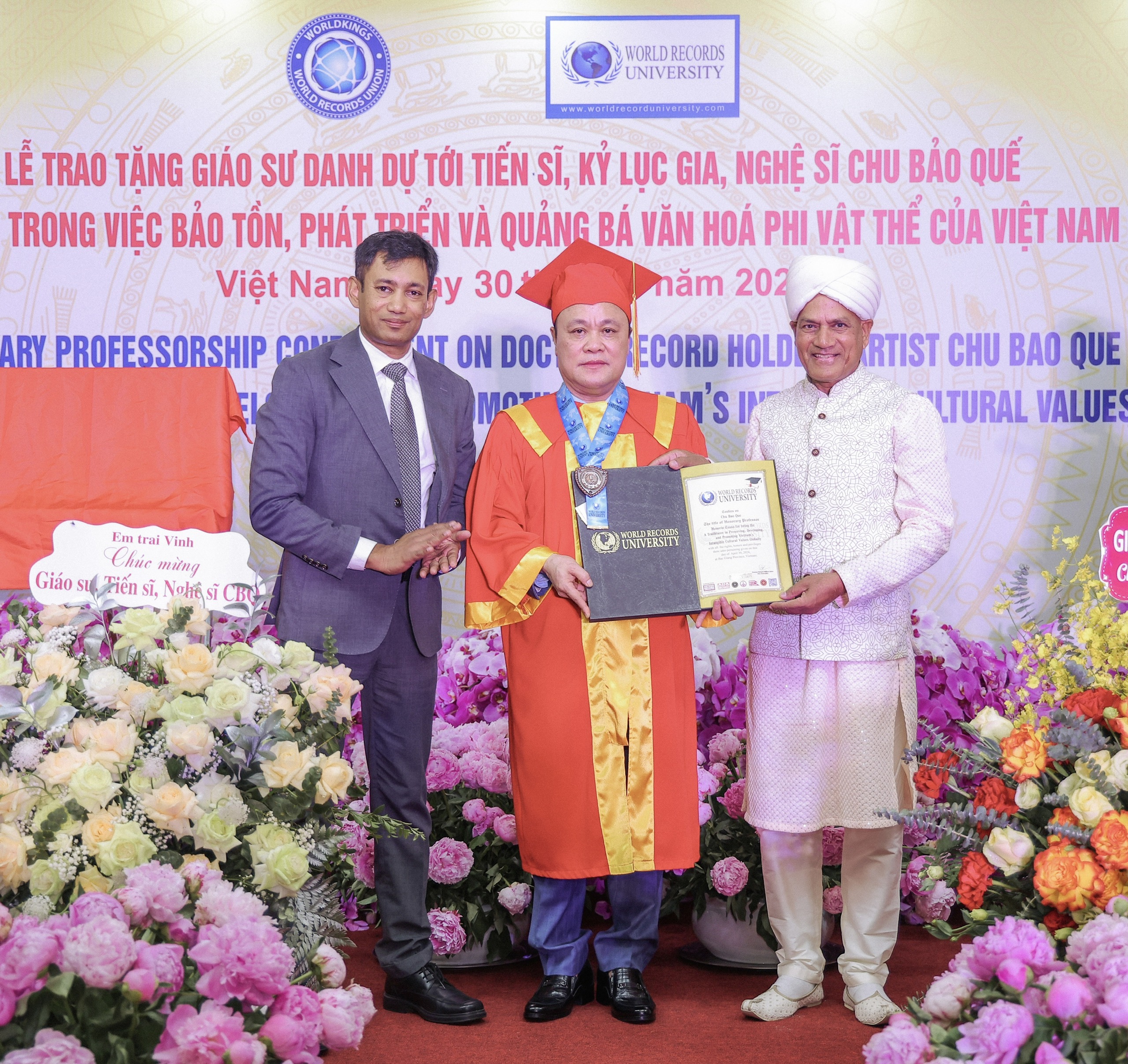Ông Biswaroop Roy Chuwdhury và Ông Raj Rup Fulia trao tặng bằng Giáo sư Danh dự đến Tiến sĩ, Nghệ sĩ, Kỷ lục Gia Chu Bảo Quế.