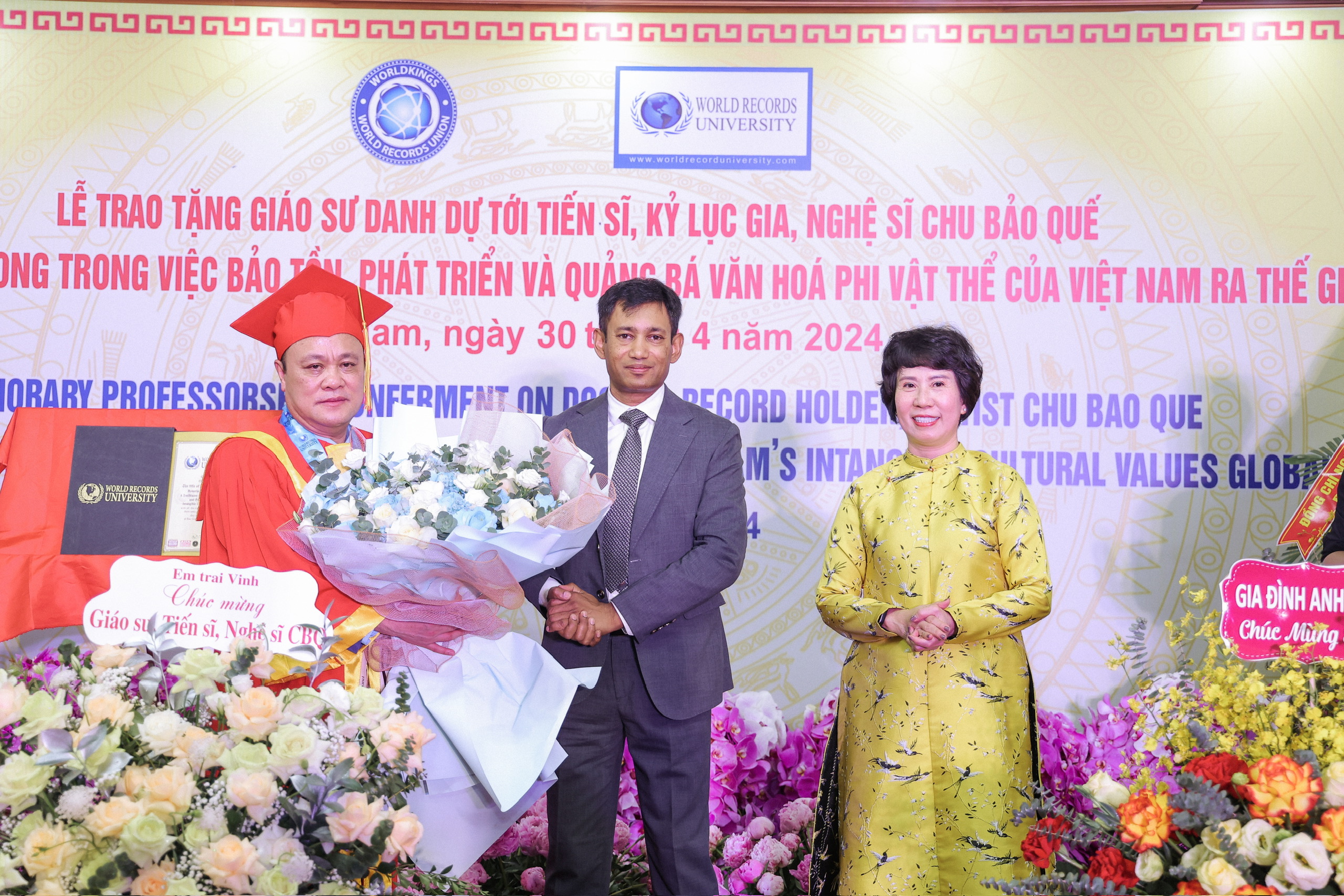 Ông Biswaroop Roy Chuwdhury và Ts.Nguyễn Hoàng Anh trao tặng trao tặng bó hoa chúc mừng đến Tiến sĩ, Nghệ sĩ, Kỷ lục gia Chu Bảo Quế 