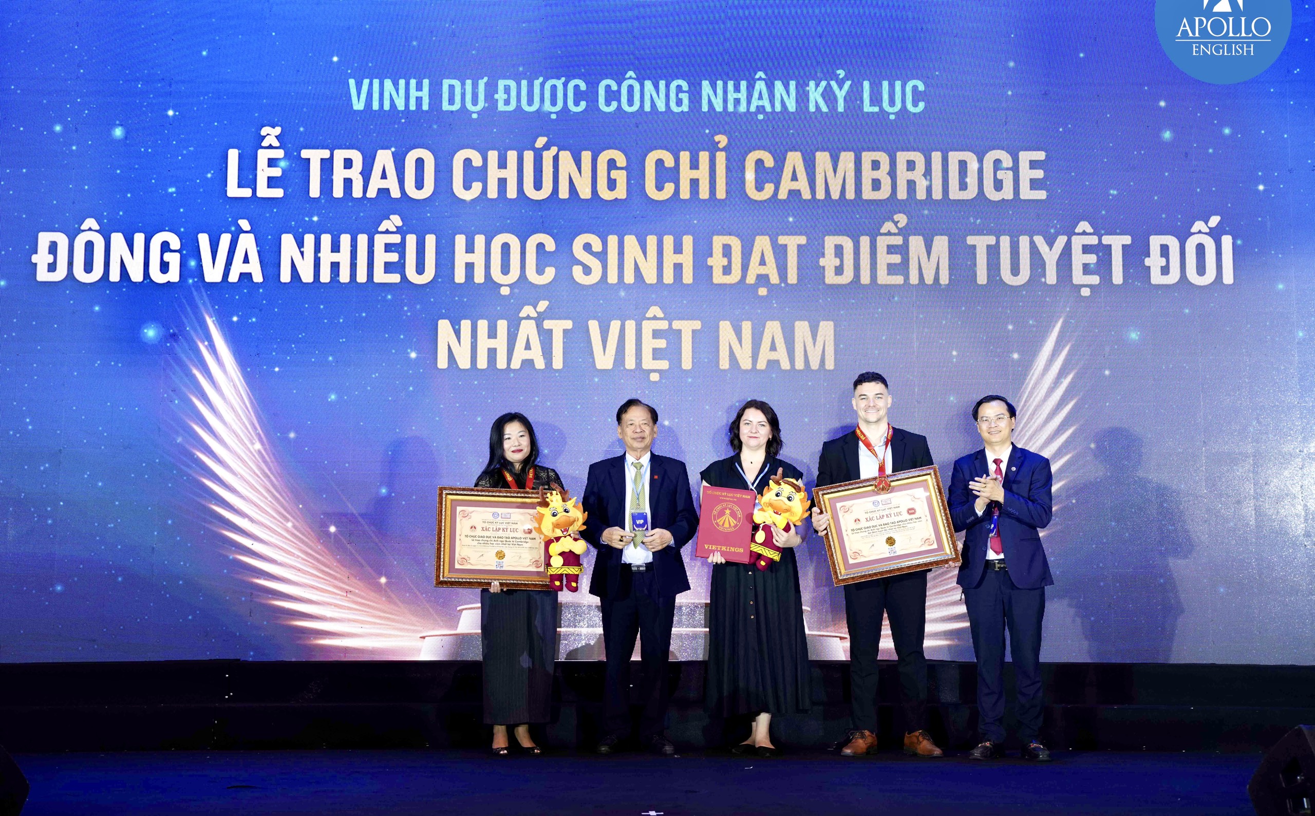 Tiến sĩ Thang Văn Phúc – Nguyên Thứ trưởng Bộ Nội vụ, Chủ tịch TW Hội Kỷ lục gia Việt Nam và ông Hoàng Thái Tuấn Anh trao Kỷ lục đến đại diện Apollo English.