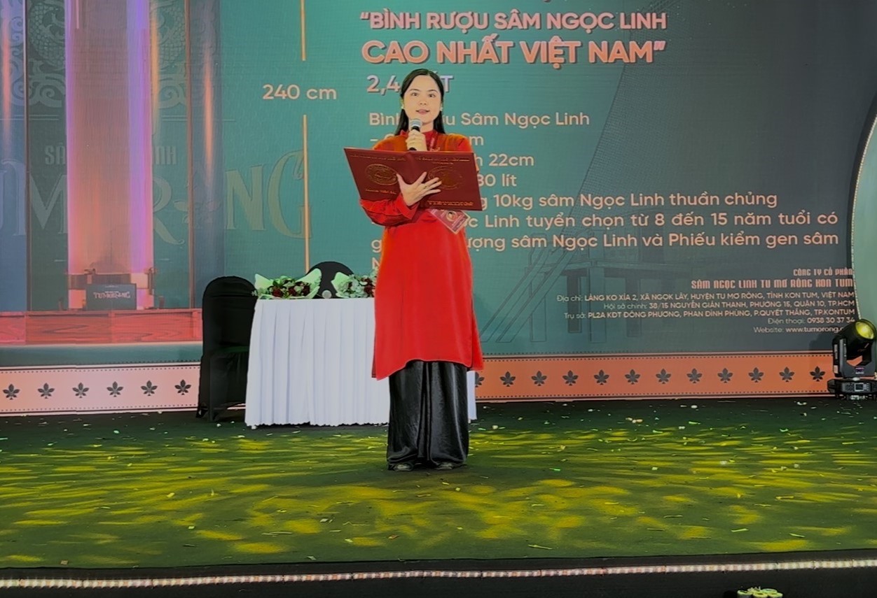 Bà Trần Thu Phương – Phó Tổng Thư ký Tổ chức Kỷ lục Việt Nam (VietKings) đại diện công bố quyết định xác lập đến Kỷ lục gia Trần Đức An.