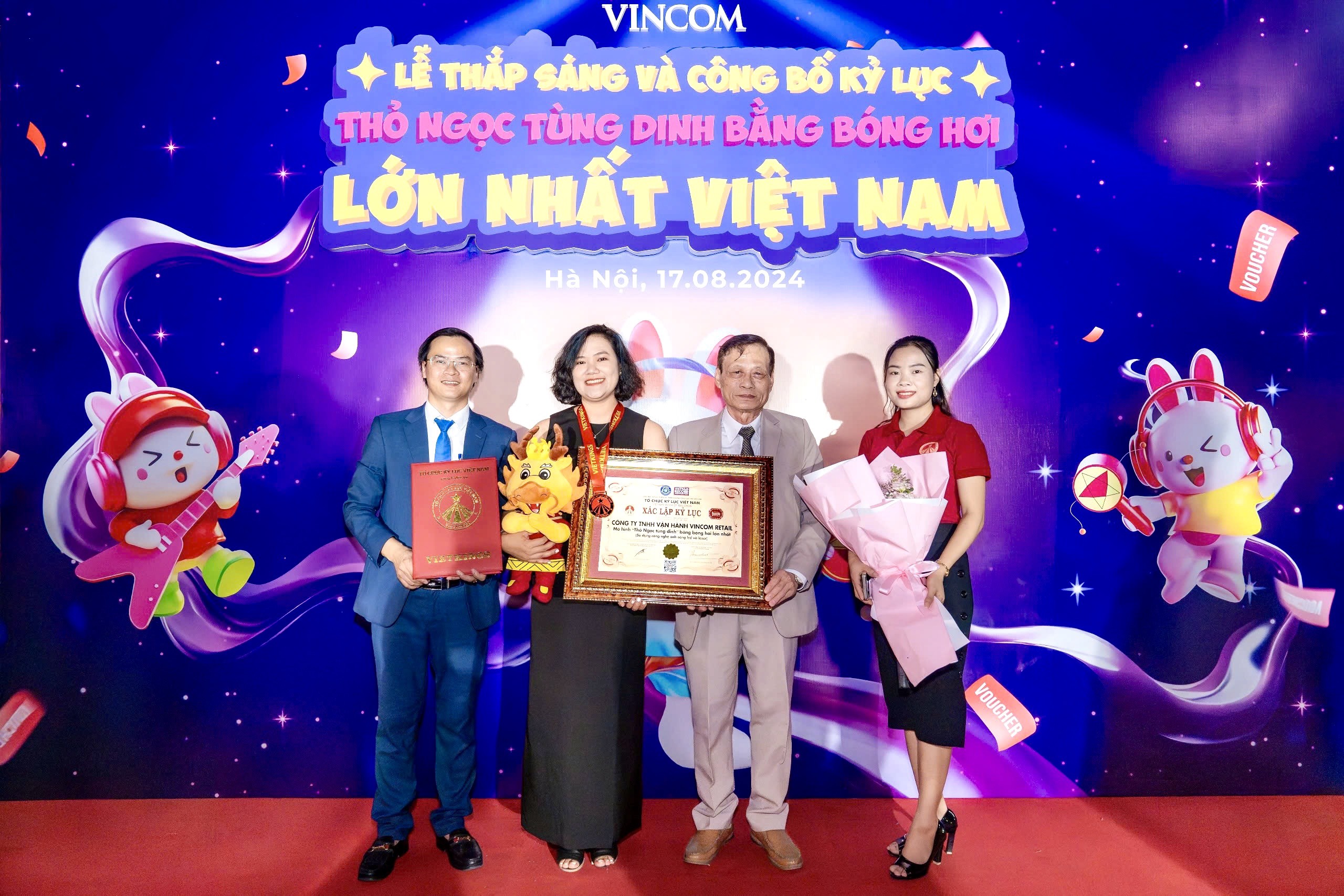 TS. Trần Chiến Thắng – Nguyên thứ trưởng Bộ Văn hóa, Thể thao và Du lịch – Phó Chủ tịch TW Hội Kỷ lục Gia Việt Nam, ông Hoàng Thái Tuấn Anh – Tổng thư lý Tổ chức Kỷ lục Đông Dương – Trưởng đại diện Miền Bắc Tổ chức Kỷ lục Việt Nam trao Kỷ lục tới bà Nguyễn Minh Ngọc – Giám đốc phụ trách chuỗi Vincom Mega Mall.