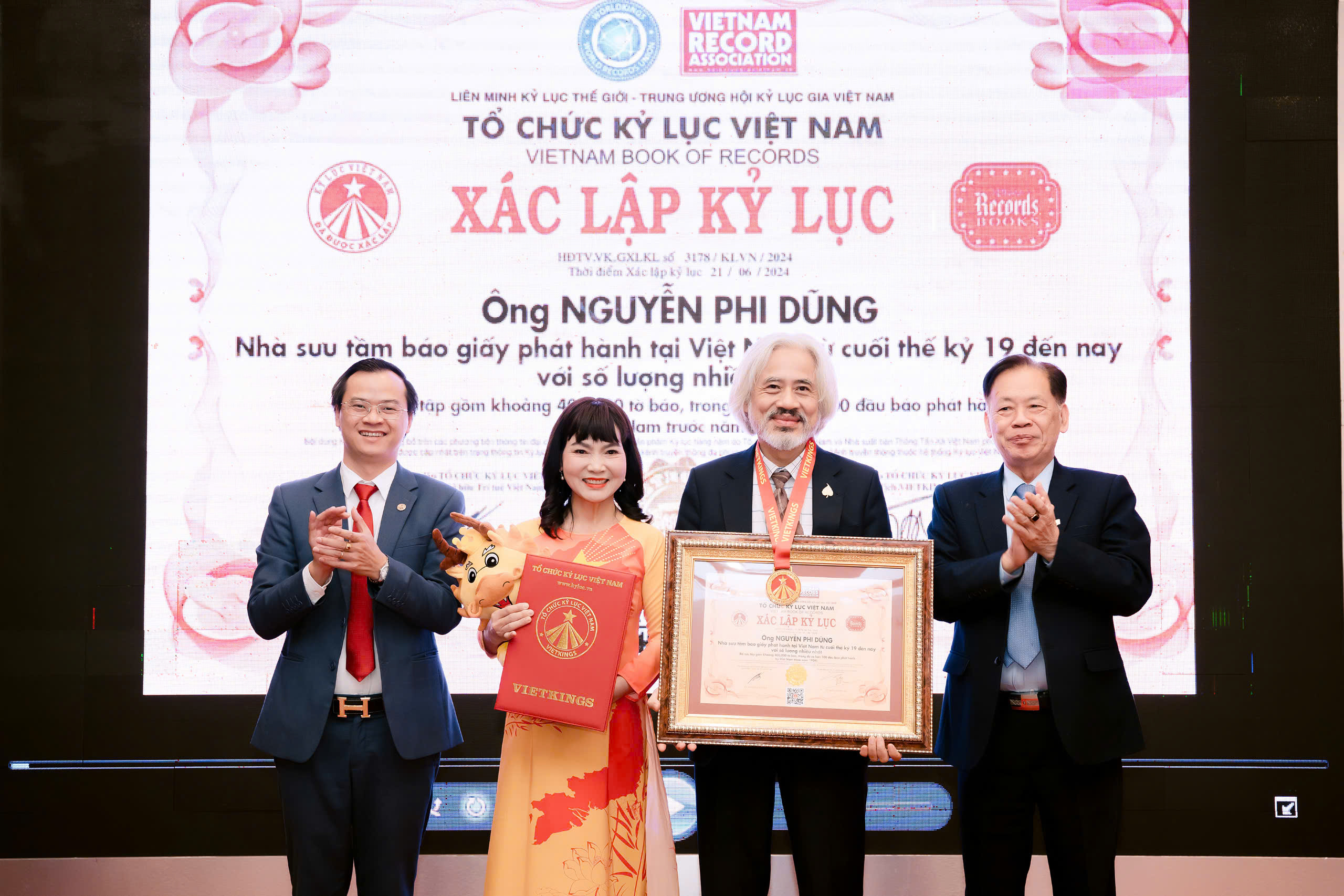 TS. Thang Văn Phúc - Nguyên thứ trưởng Bộ Nội Vụ, Chủ tịch TW Hội Kỷ lục Gia Việt Nam, ông Hoàng Thái Tuấn Anh - Tổng thư ký Tổ chức Kỷ lục Việt Nam, Trưởng đại diện Miền Bắc Tổ chức Kỷ lục Việt Nam