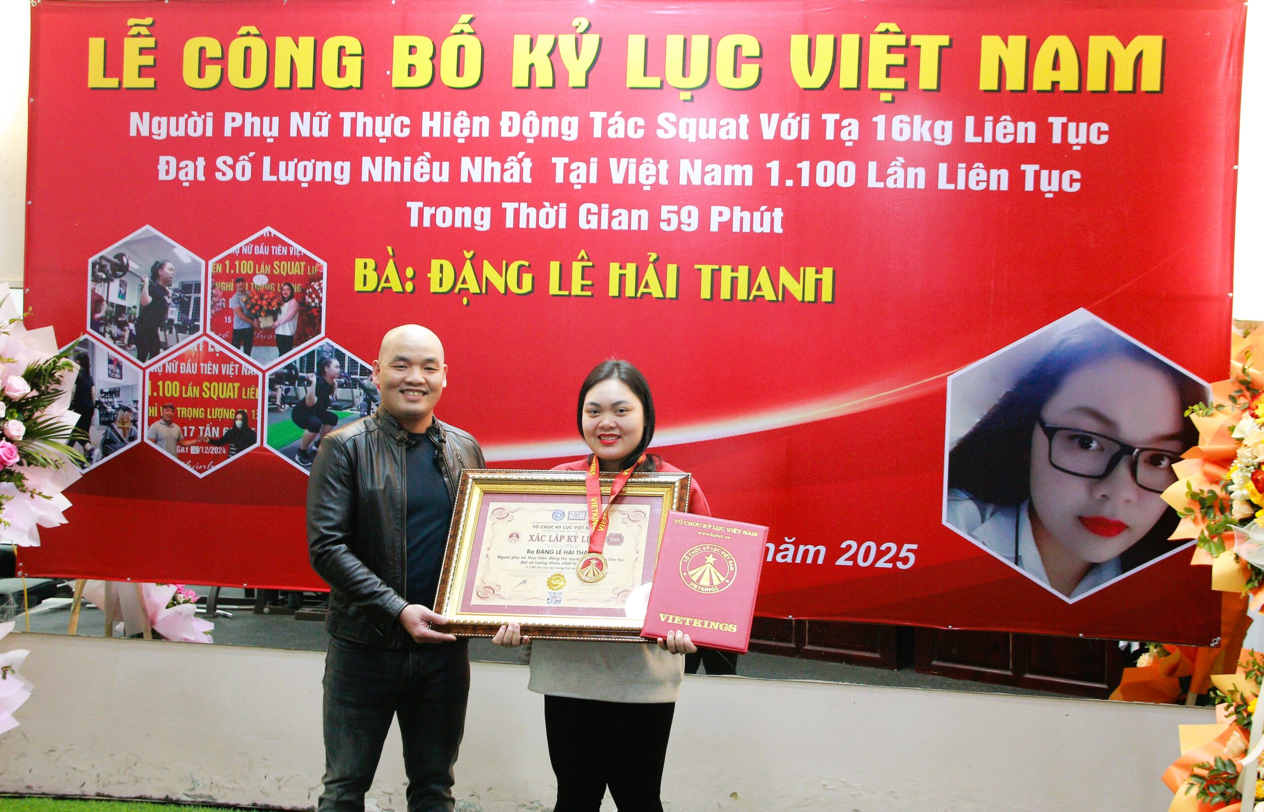 KLG Đặng Lê Hải Thanh bên cạnh Huấn luyện viên của mình.