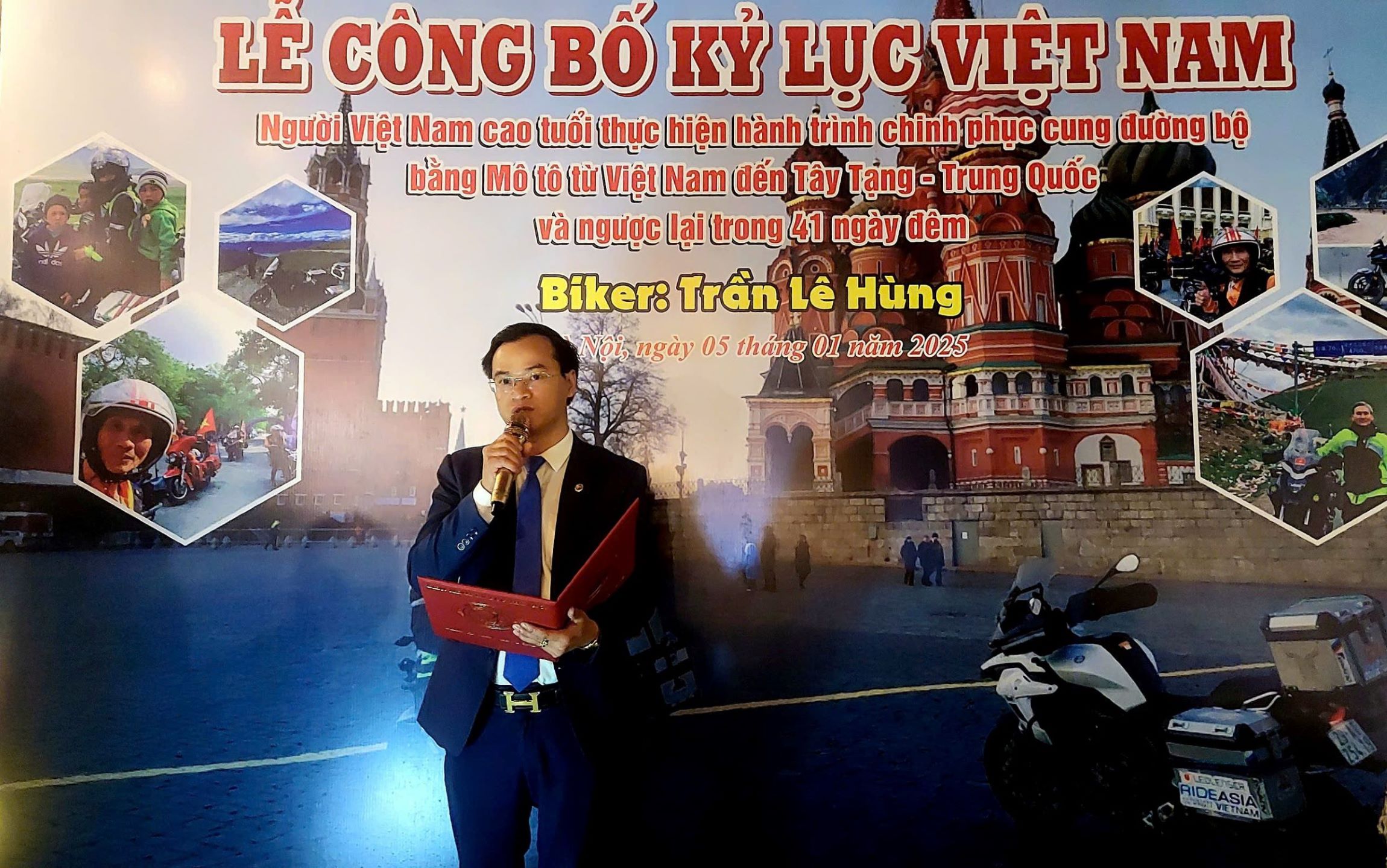 Ông Hoàng Thái Tuấn Anh – Tổng thư ký Tổ chức Kỷ lục Việt Nam, Trưởng đại diện Miền Bắc Tổ chức Kỷ lục Việt Nam đại diện công bố quyết định Kỷ lục.