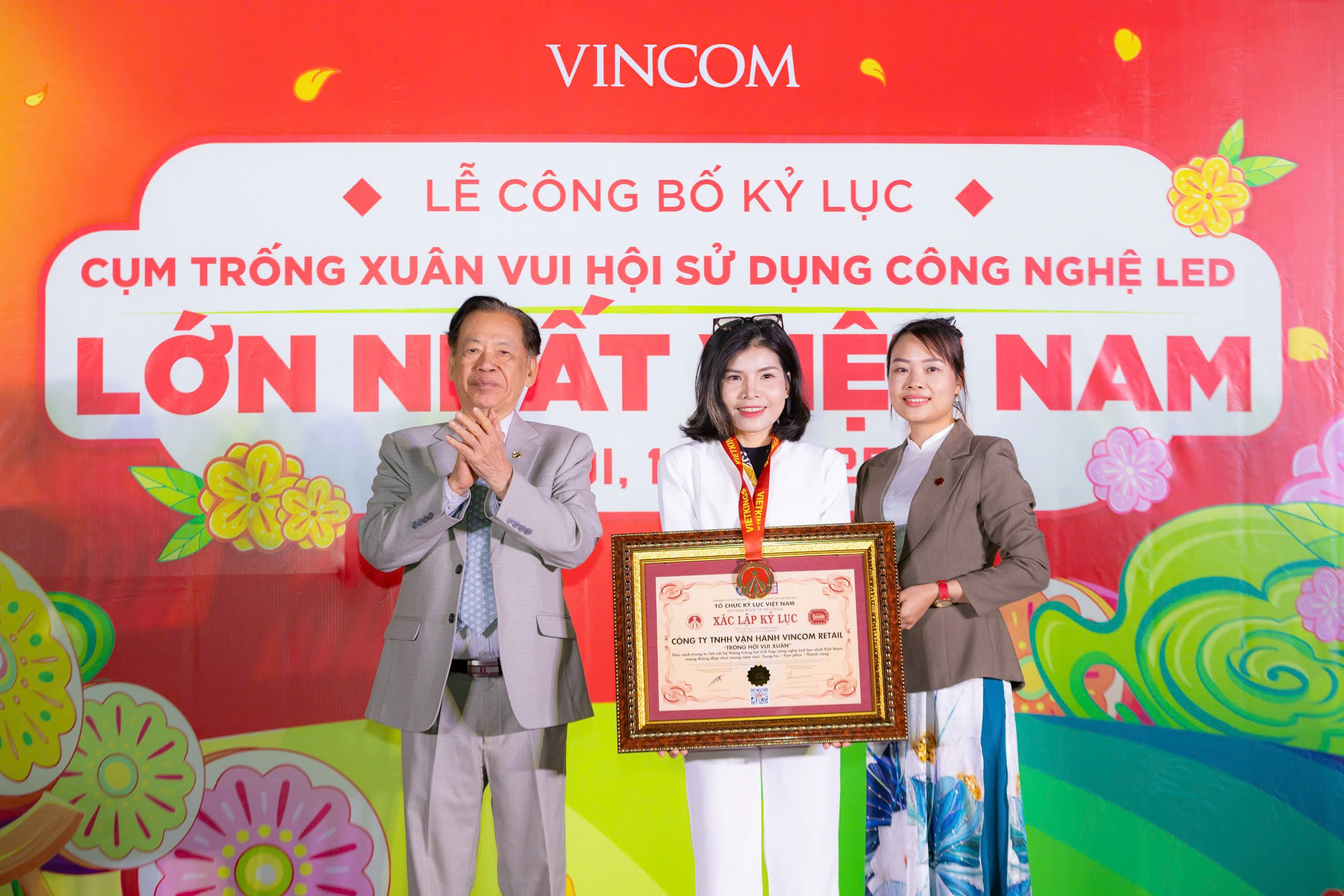 Tiến sĩ Thang Văn Phúc ngoài cùng bên trái, trao bằng xác lập Kỷ lục đến đại diện Vincom Retail.