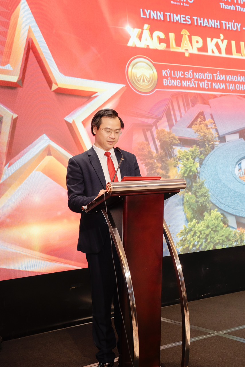 Ông Hoàng Thái Tuấn Anh – Tổng thư ký Tổ chức Kỷ lục Đông Dương, Trưởng đại diện Miền Bắc Tổ chức Kỷ lục Việt Nam công bố quyết định xác lập Kỷ lục Việt Nam (Ảnh: Vietkings)