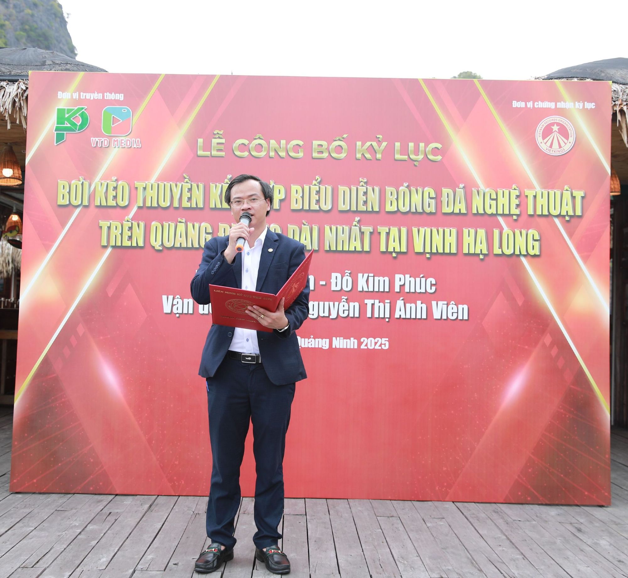 ; ông Hoàng Thái Tuấn Anh – Tổng thư ký Tổ chức Kỷ lục Đông Dương, Phó Viện trưởng Viện Kỷ lục Việt Nam, Trưởng đại diện Miền Bắc Tổ chức Kỷ lục Việt Nam đại diện Vietkings công bố Quyết định xác lập Kỷ lục.