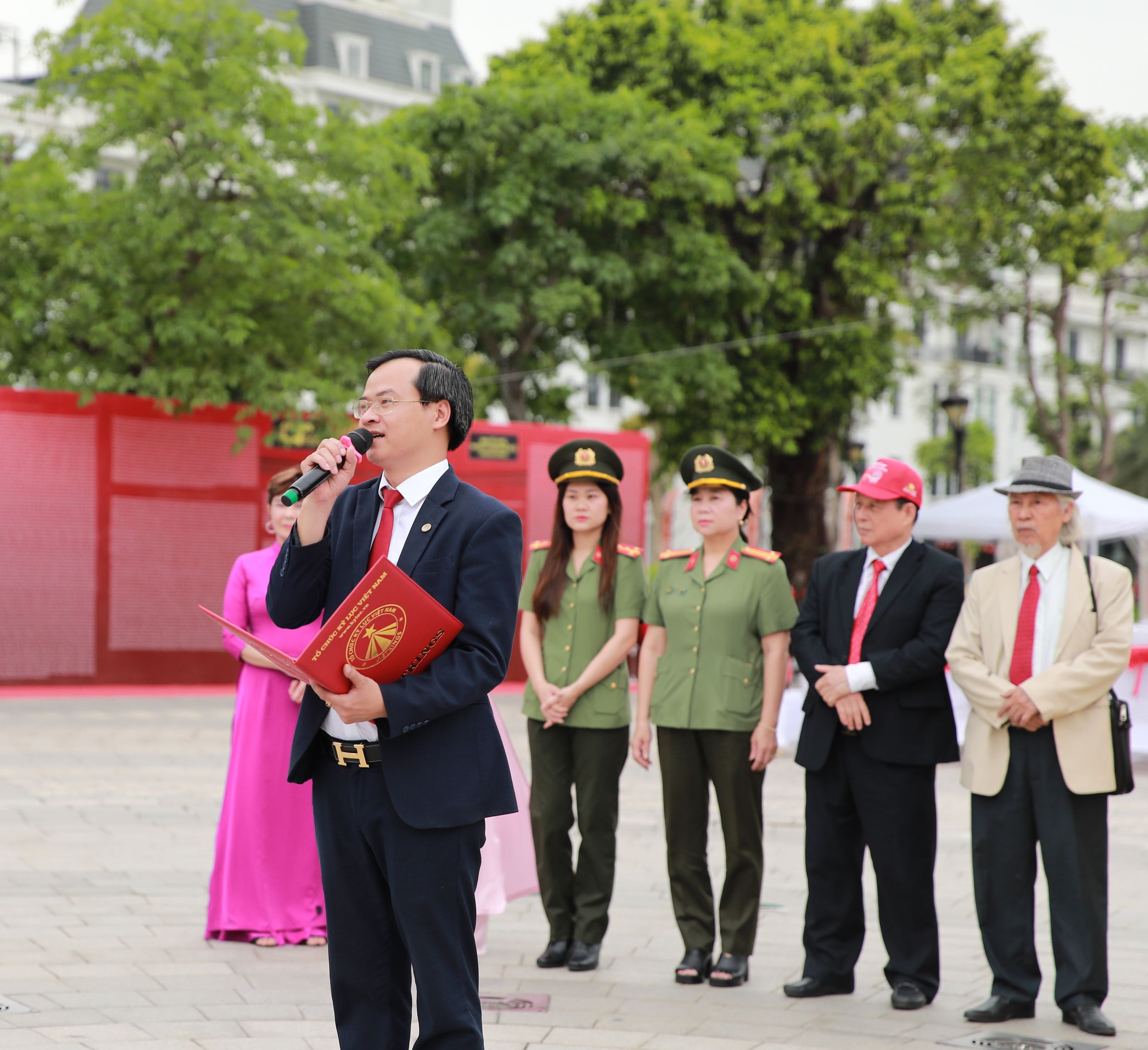 ông Hoàng Thái Tuấn Anh, Tổng thư ký Tổ chức Kỷ Đông Dương, phó Viện trưởng Viện Kỷ lục Việt Nam, Trưởng Đại diện Miền Bắc Tổ chức Kỷ lục Việt Nam.