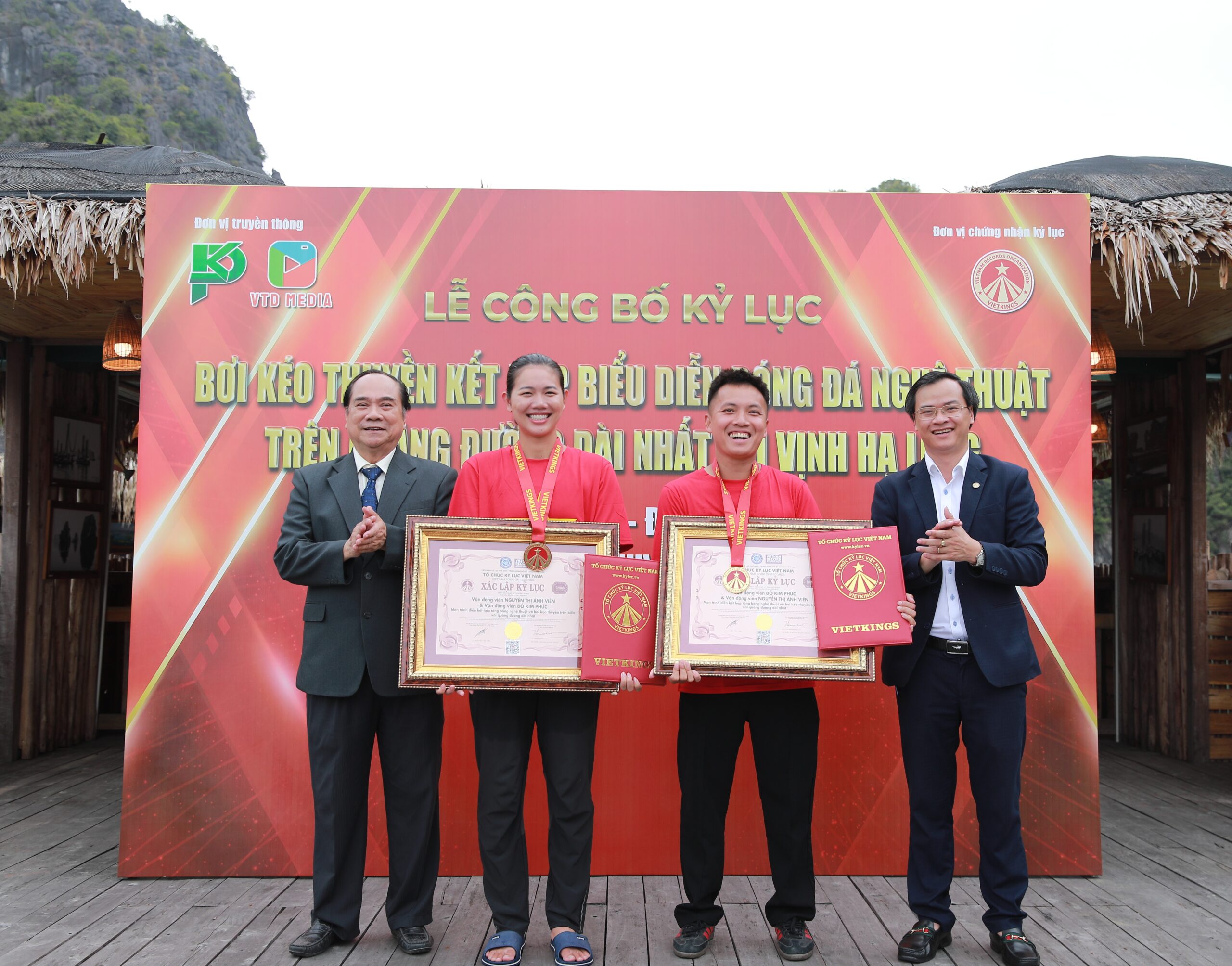 Đại diện Vietkings trao chứng nhận Kỷ lục cho 2 VĐV với màn kết hợp có 1 không 2.