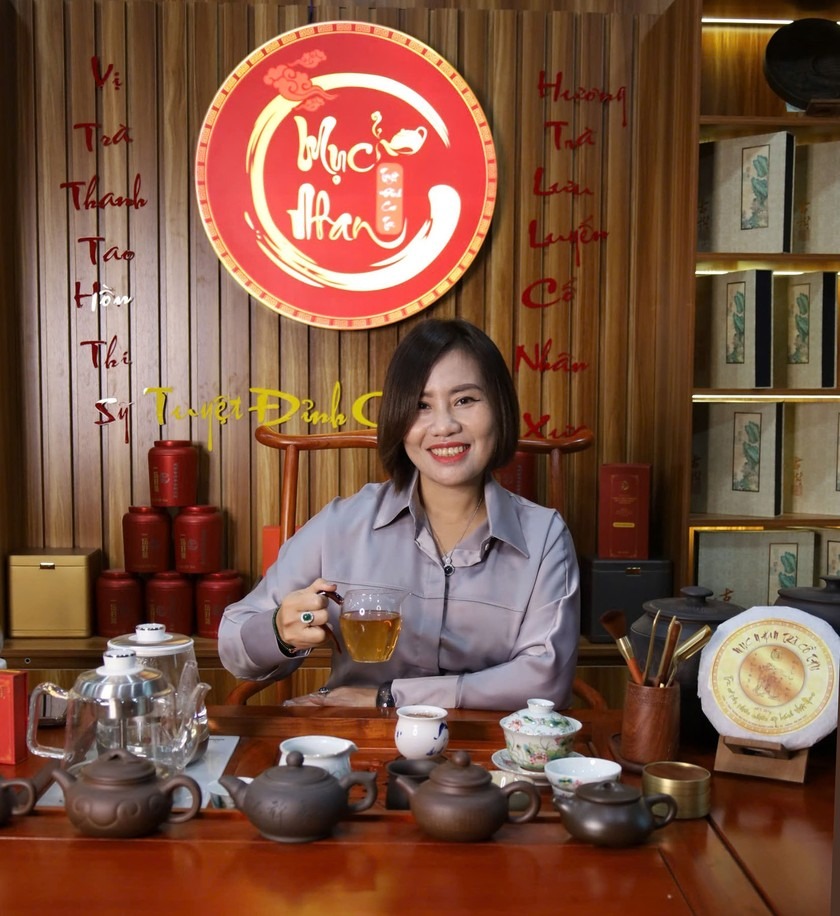 Bà Lê Thị Hoa - Tổng Giám đốc Vườn Táo Cổ chia sẻ về sản phẩm: “Tôi ước muốn một ngày Việt Nam chúng ta có những bánh trà cổ thụ của Việt Nam có thể lưu truyền từ đời này sang đời khác, những hộp cao trà lên đến hàng trăm năm tuổi, để cả thế giới biết đến các loại trà cổ thụ của Việt Nam”. (Ảnh: VTC)