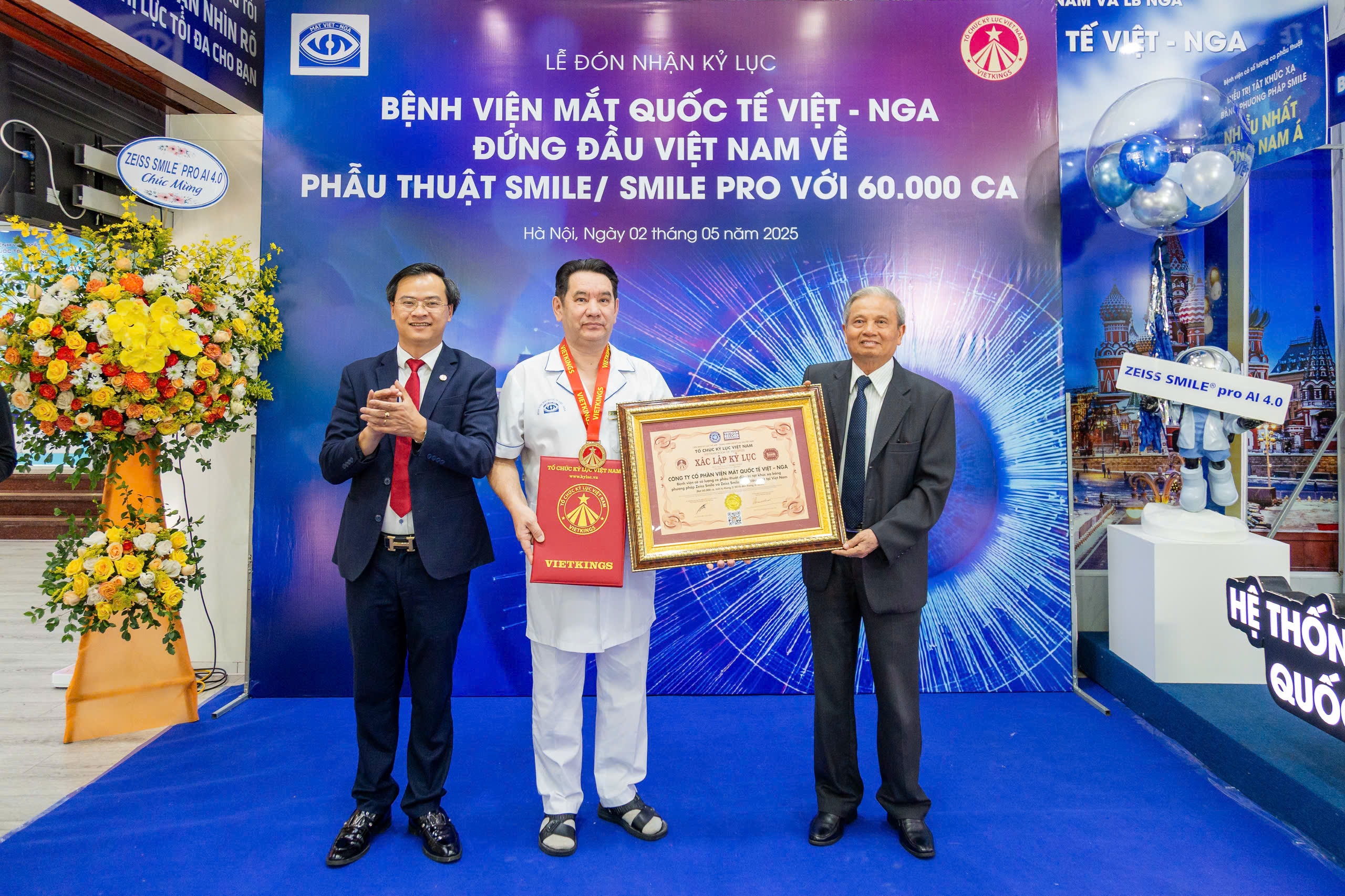 TS. Lê Doãn Hợp – Nguyên ủy viên BCH TW Đảng, Nguyên Bộ trưởng Bộ Thông tin - Truyền thông, Chủ tịch Hội đồng xác lập Tổ chức Kỷ lục Việt Nam;  Ông Hoàng Thái Tuấn Anh – Phó Viện trưởng Viện Kỷ lục Việt Nam, Trưởng đại diện miền Bắc Tổ chức Kỷ lục Việt Nam