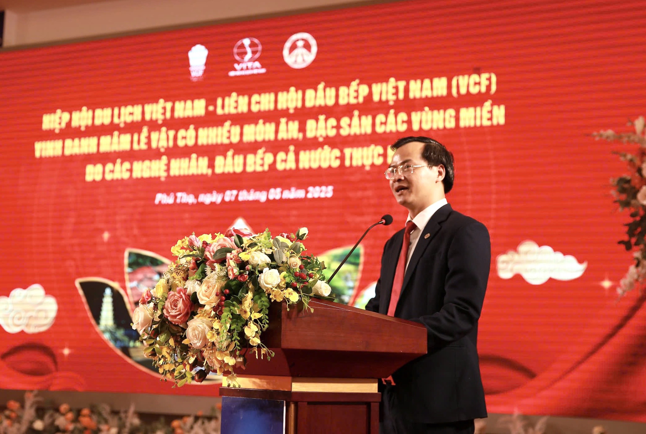 ông Hoàng Thái Tuấn Anh, Tổng thư ký Tổ chức Kỷ Đông Dương, phó Viện trưởng Viện Kỷ lục Việt Nam, Trưởng Đại diện Miền Bắc Tổ chức Kỷ lục Việt Nam côgn bố quyết định xác lập Kỷ lục.