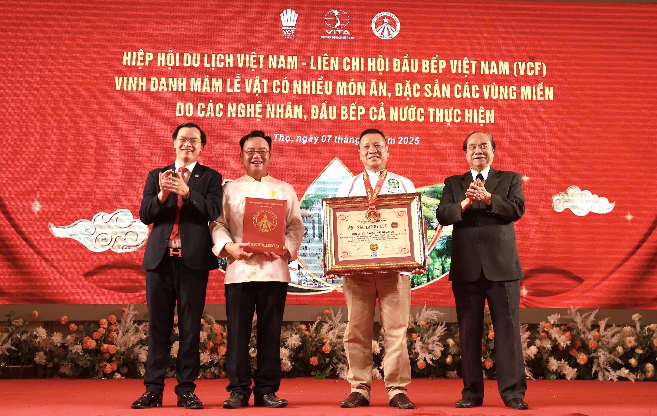Tổ chức Kỷ lục Việt Nam trao chứng nhận Kỷ lục cho đại diện VCF