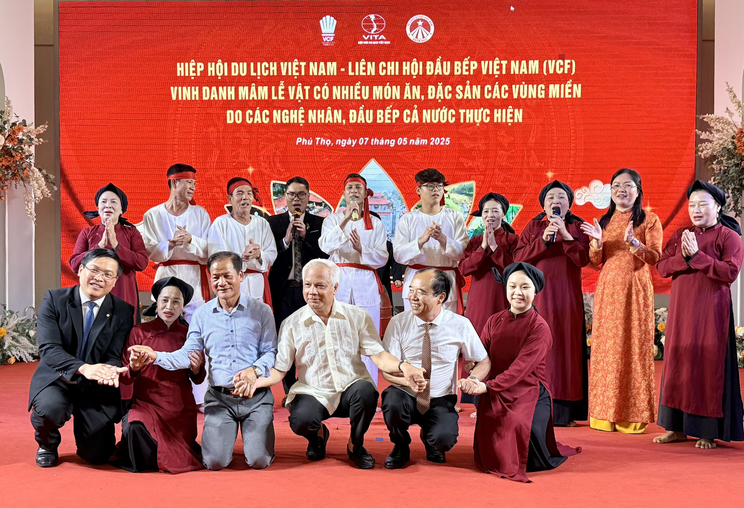 Tiêt mục văn nghệ - Hát xoan Phú Thọ chào mừng các đại biểu về tham dự sự kiện.