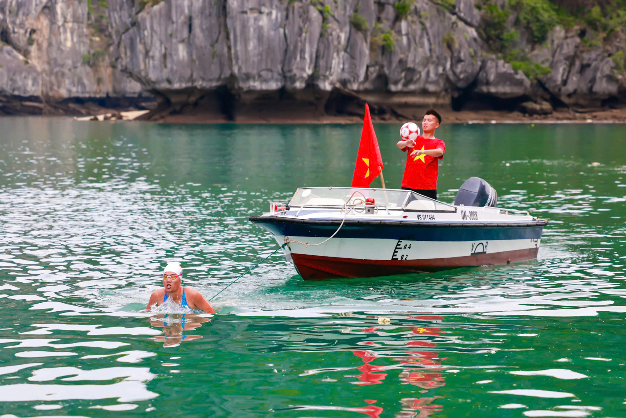 Ánh Viên bơi kéo thuyền, Đỗ Kim Phúc tâng bóng bên trên thuyền.