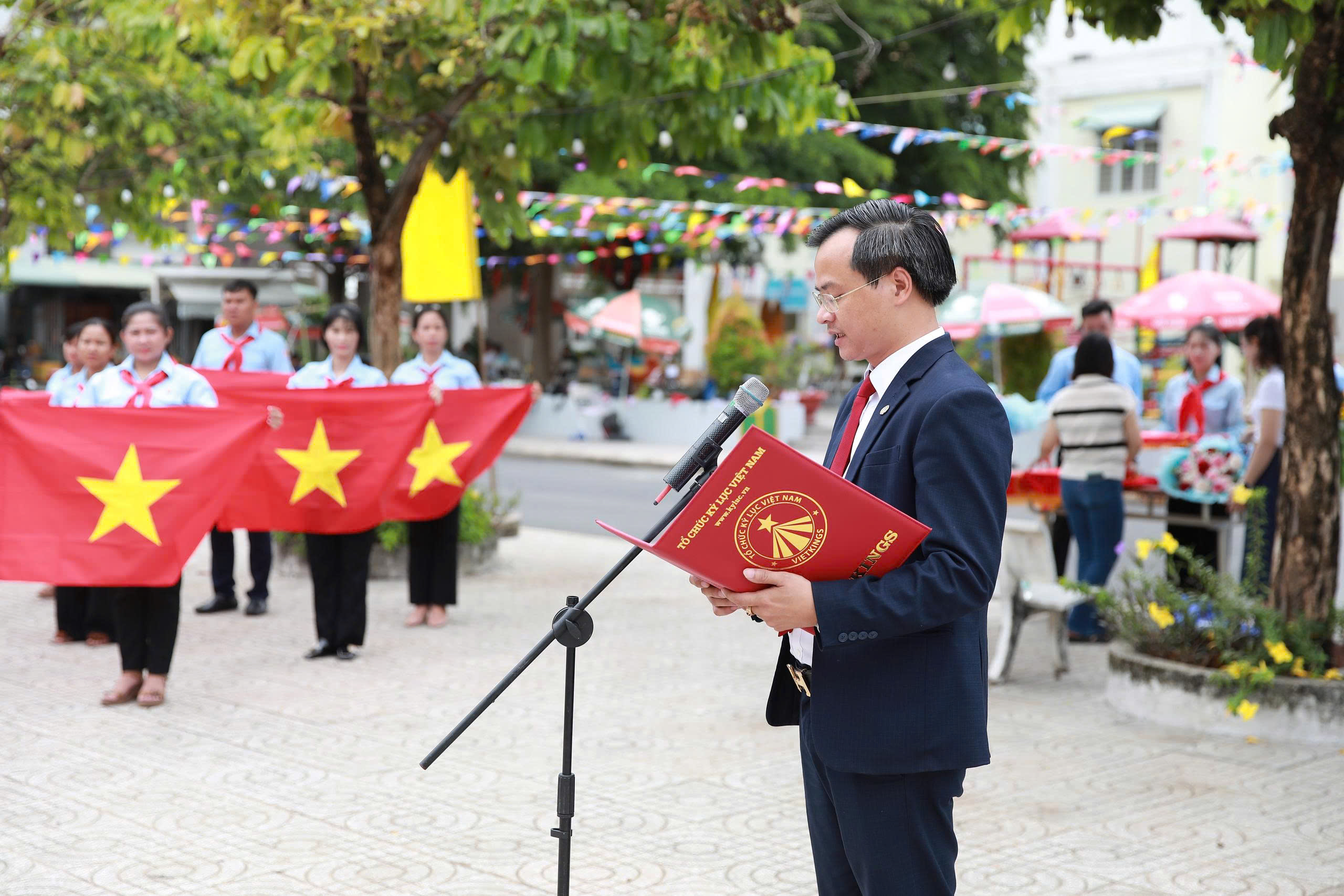 Ông Hoàng Thái Tuấn Anh - Tổng thư ký Tổ chức Kỷ lục Đông Dương, Phó Viện trưởng Viện Kỷ lục Việt Nam công bố Quyết định về việc xác lập Kỷ lục Việt Nam (Ảnh: VietKings)