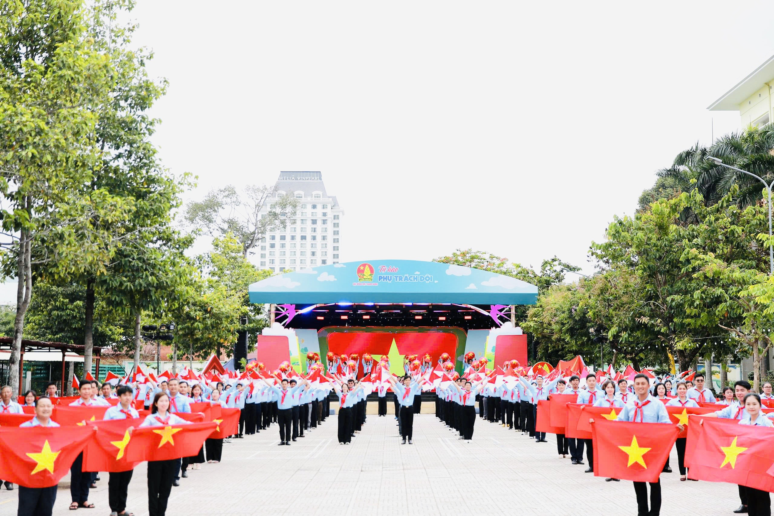 Trong không gian ngập tràn sắc đỏ của màu cờ Tổ quốc, nón lá, cờ Morse và Semaphore, 258 cán bộ phụ trách Đội hội tụ, cùng nhau tạo nên tiết mục đồng diễn ấn tượng