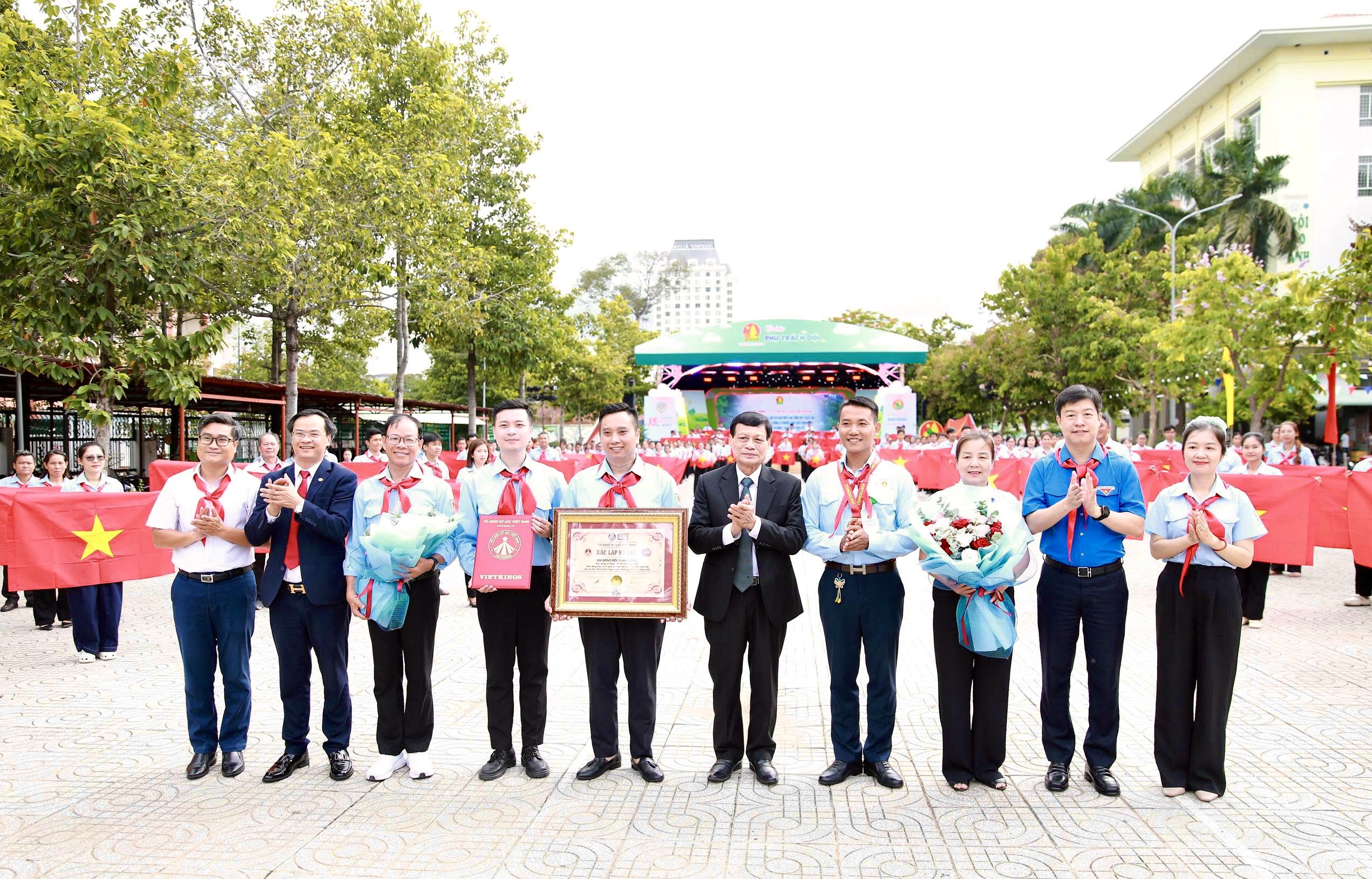 Tiến sĩ Trần Chiến Thắng - Nguyên Thứ trưởng Bộ Văn hoá, Thể thao và Du lịch, Phó Chủ tịch Trung ương Hội Kỷ lục gia Việt Nam và Ông Hoàng Thái Tuấn Anh trao quyết định và bằng xác lập kỷ lục Việt Nam đến đại diện Hội đồng Đội Trung ương (Ảnh: VietKings)