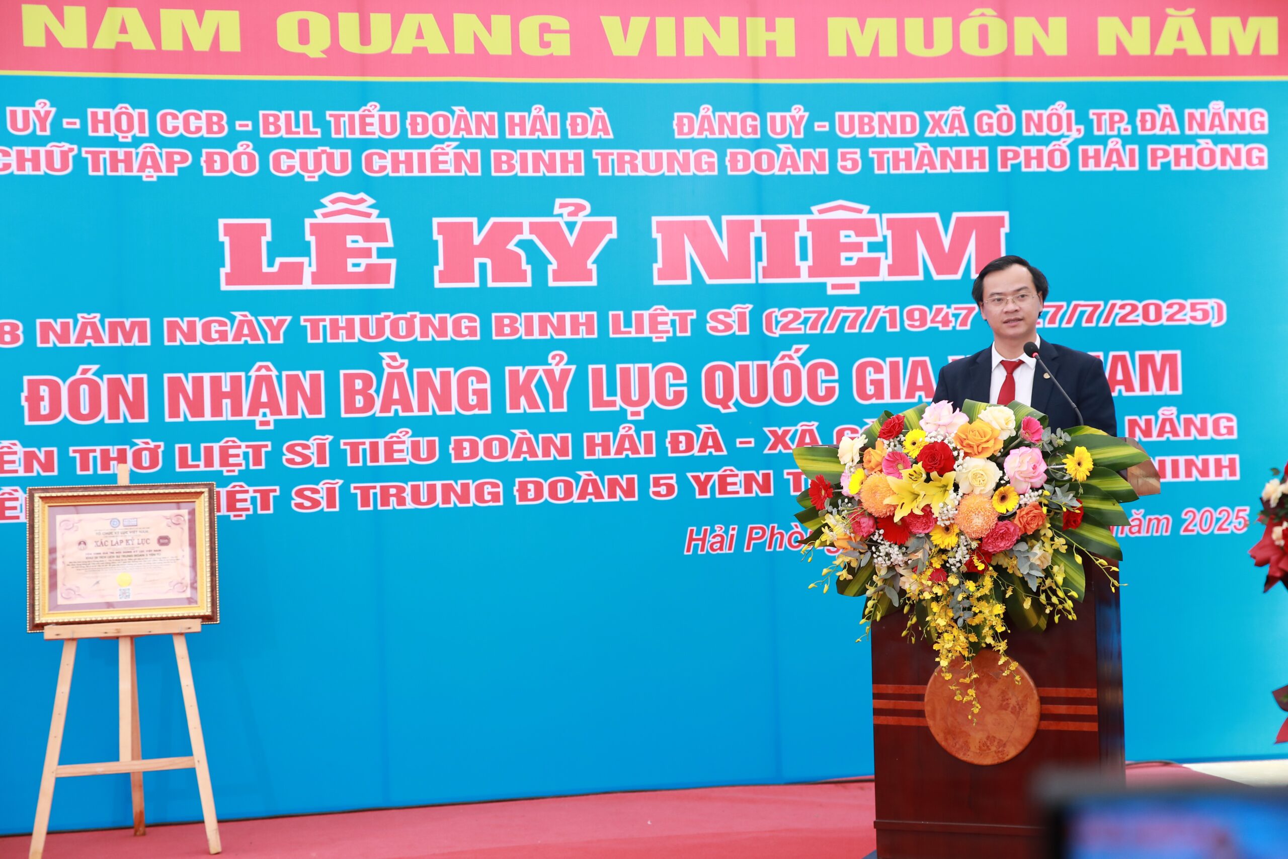 Ông Hoàng Thái Tuấn Anh – Tổng thư ký Tổ chức Kỷ lục Đông Dương, Phó Viện trưởng Viện Kỷ lục Việt Nam, Trưởng đại diện Miền Bắc Tổ chức Kỷ lục Việt Nam công bố quyết định trao bằng Tôn vinh giá trị nội dung Kỷ lục Việt Nam đến Khu di tích Đền thờ Liệt sĩ Trung đoàn 5 – Yên Tử .