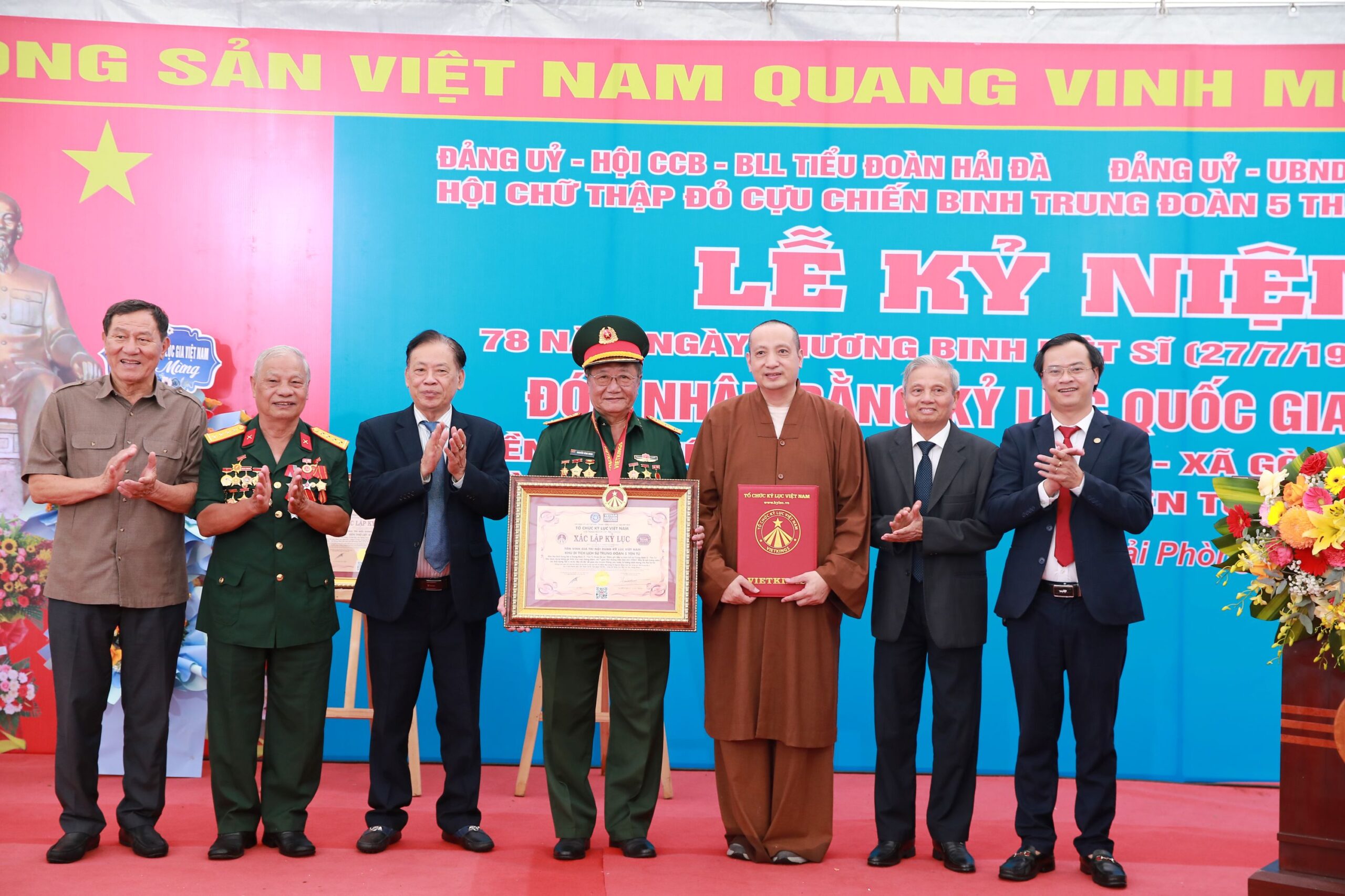 Đại diện BQL di tích trung đoàn 5 Yên Tử đón nhận bằng Tôn vinh giá trị nội dung Kỷ lục từ Tổ chức Kỷ lục Việt Nam.