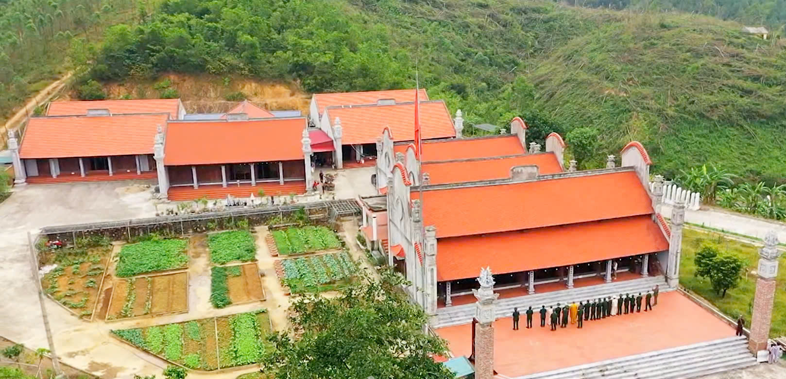 Quần thể Khu di tích lịch sử lưu niệm Trung đoàn 5 Yên Tử gồm các hạng mục như: đền thờ các anh hùng liệt sĩ, chùa Hộ quốc, nhà thờ Tổ, đền Mẫu...