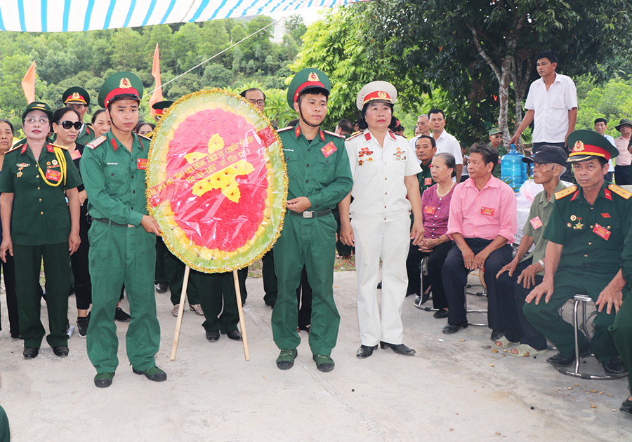 Các cựu binh Yên Tử dâng hương tưởng nhớ đồng đội đã hy sinh.