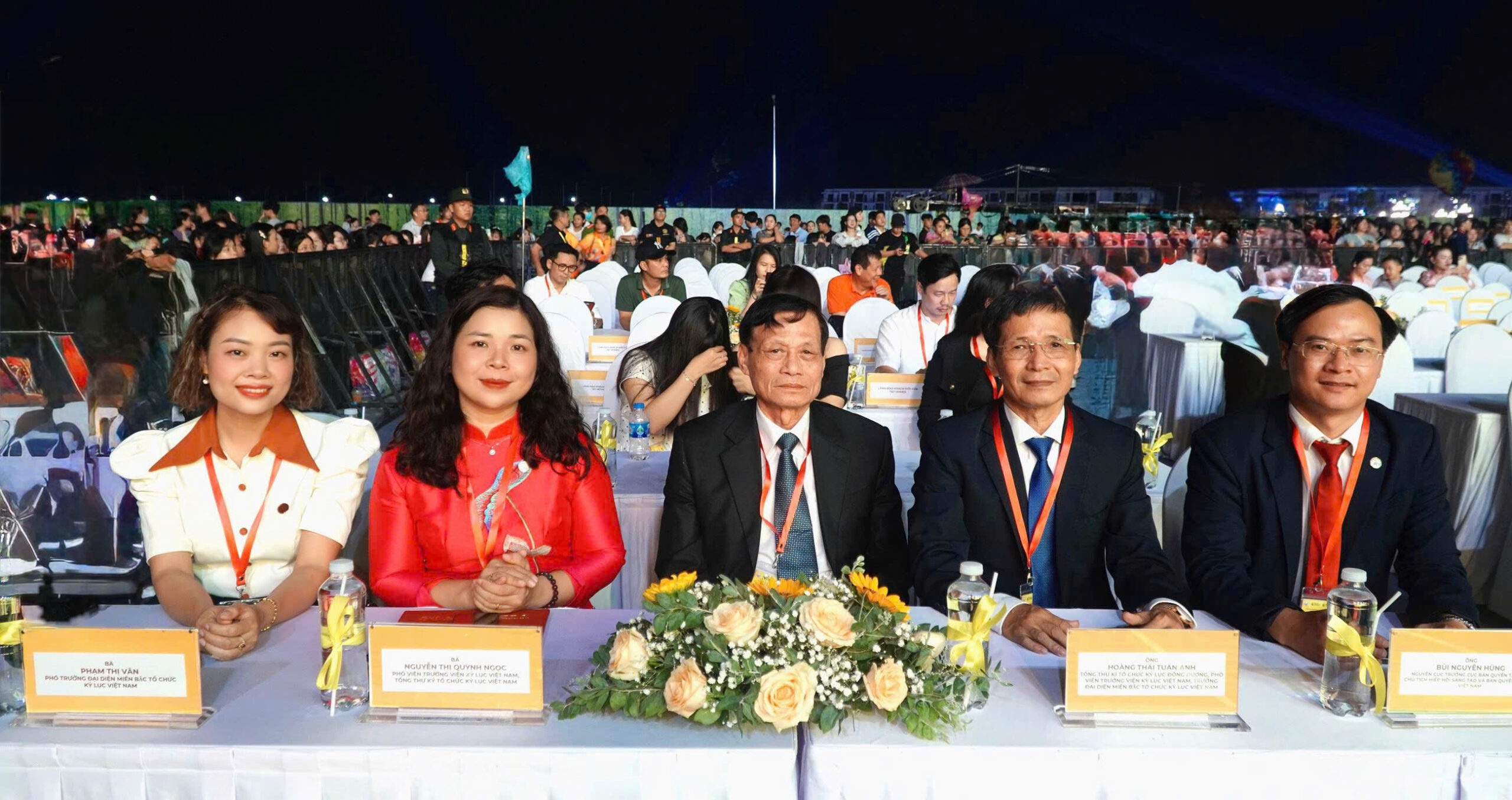 Đại diện Ban lãnh đạo Tổ chức Kỷ lục Việt Nam (VietKings) tại sự kiện.