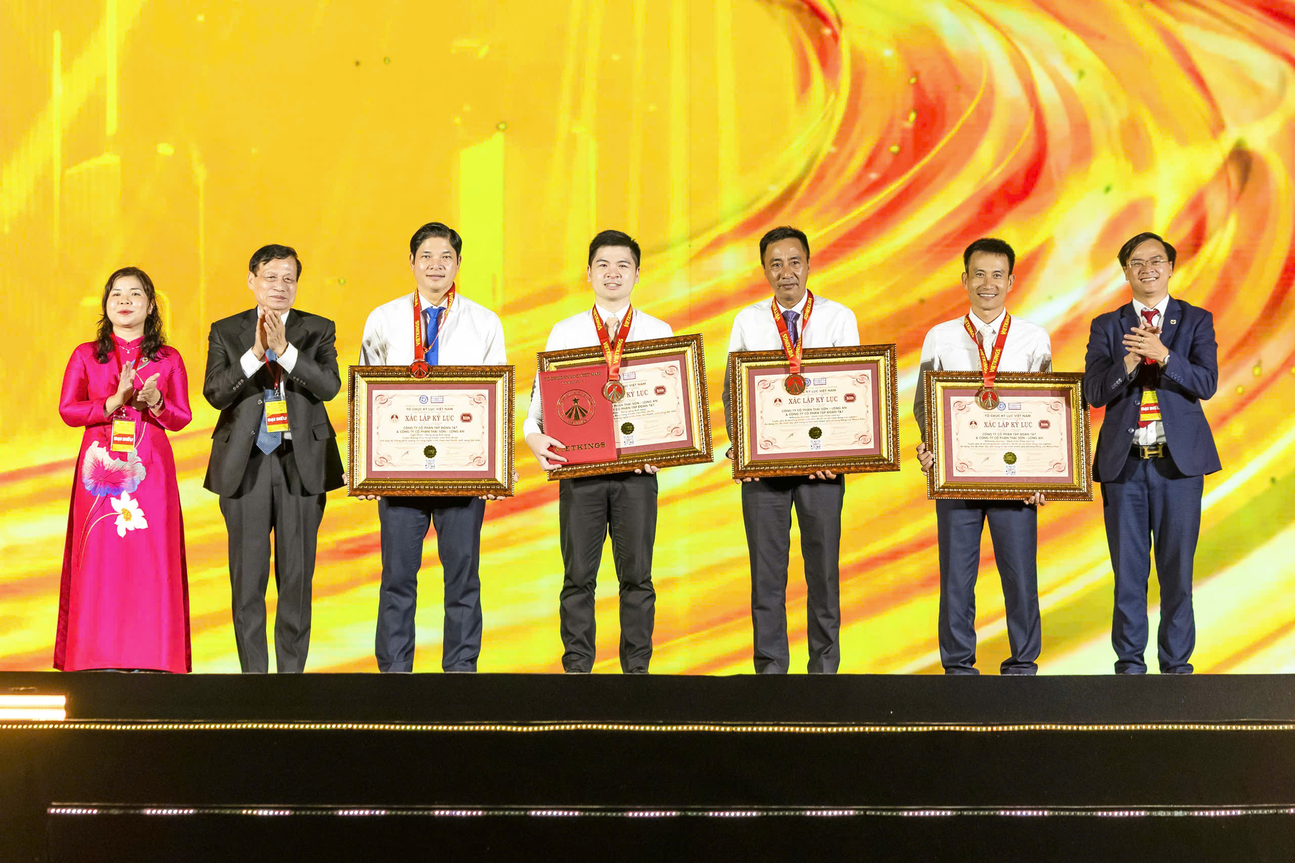 Ông Trần Chiến Thắng – Nguyên Thứ trưởng Bộ Văn hóa Thể thao Du lịch, PCT TW Hội Kỷ lục gia Việt Nam, bà Nguyễn Thị Quỳnh Ngọc - Phó Viện trưởng Viện Kỷ lục Việt Nam, Tổng thư ký Tổ chức Kỷ lục Việt Nam cùng ông Hoàng Thái Tuấn Anh – Phó Viện trưởng Viện Kỷ lục Việt Nam, Trưởng đại diện Miền Bắc VietKings cùng trao bằng Kỷ lục đến đại diện lãnh đạo các đơn vị.