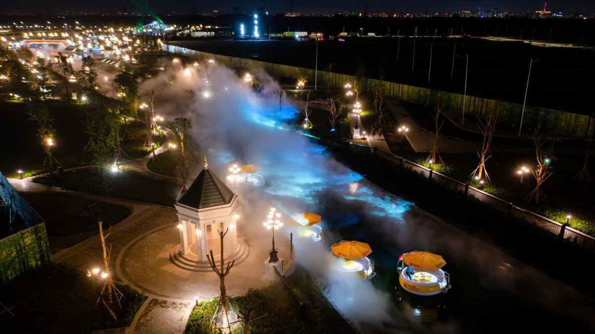 Lấy ý tưởng từ dòng Venice mộng mơ, "Dòng sông Ánh sáng" chạy trong lòng thành phố đã tạo dựng nên một không gian cảnh quan kỳ ảo với điểm nhấn là sự kết hợp giữa hệ thống phun sương, laser kết hợp biểu diễn nghệ thuật và âm nhạc.