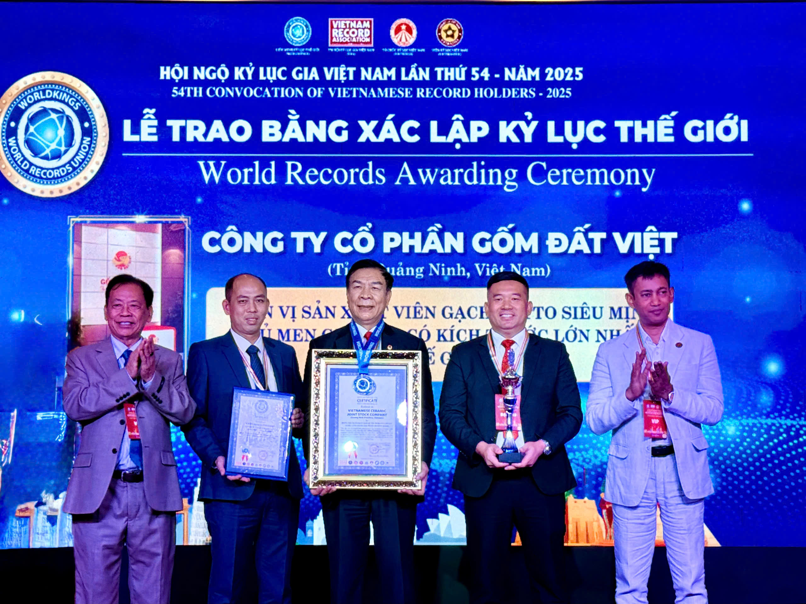 Tiến sĩ Biswaroop Roy Chowdhury – Chủ tịch Liên minh Kỷ lục Thế giới WorldKings; Tiến sĩ Thang Văn Phúc - Nguyên Thứ trưởng Bộ Nội vụ, Chủ tịch TW Hội Kỷ lục gia Việt Nam trao bằng xác lập Kỷ lục Thế giới, cúp và huy hiệu WorldKings đến Đại diện Ban lãnh đạo Công ty CP Gốm Đất Việt.