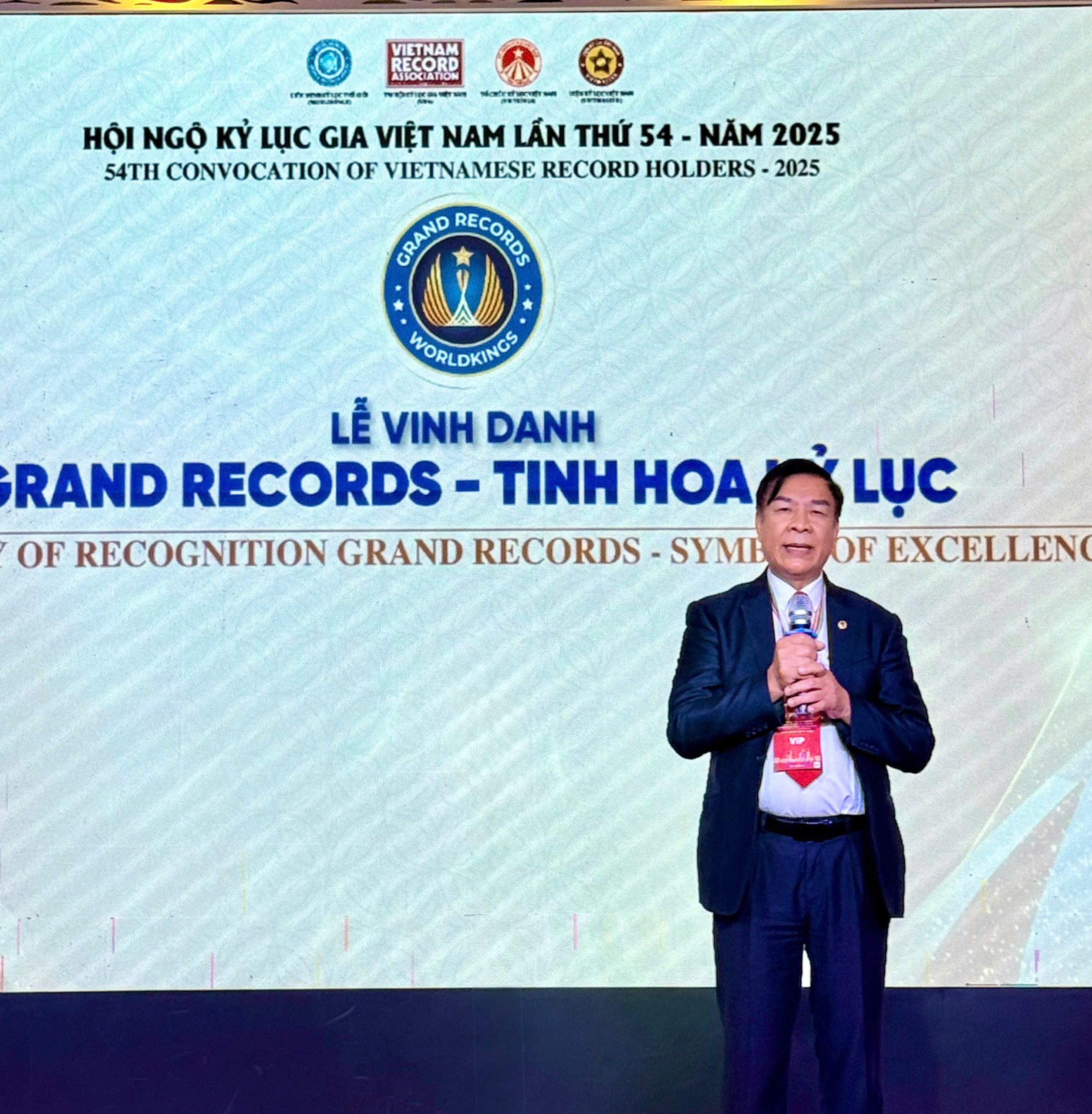 Anh hùng Lao động, Doanh nhân Nguyễn Quang Mâu - Chủ tịch Tổ hợp Gốm Đất Việt đại diện chia sẻ cảm xúc sau khi đón nhận giải vinh danh Grand Record - Tinh hoa Kỷ lục