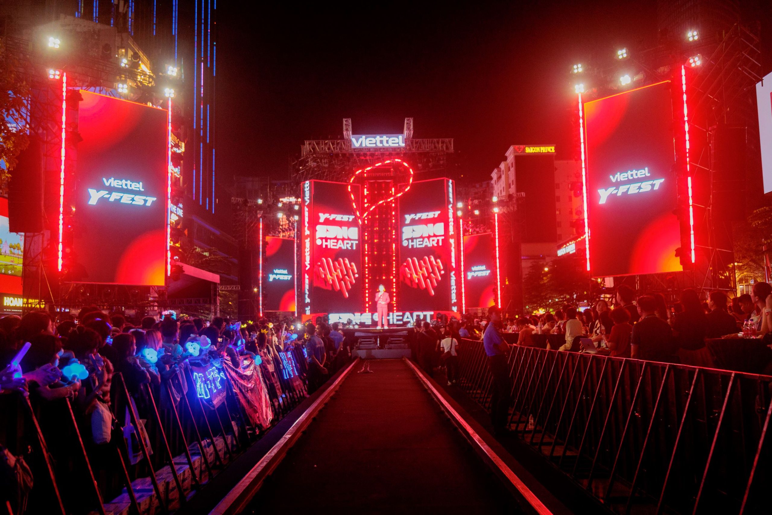 Sân khấu tương tác với không gian 360 độ ấn tượng cùng nhiều sáng tạo nghệ thuật mới mẻ được ứng dụng đã mang đến cho công chúng những màn biểu diễn mãn nhãn, những giây phút thăng hoa cùng âm nhạc và công nghệ