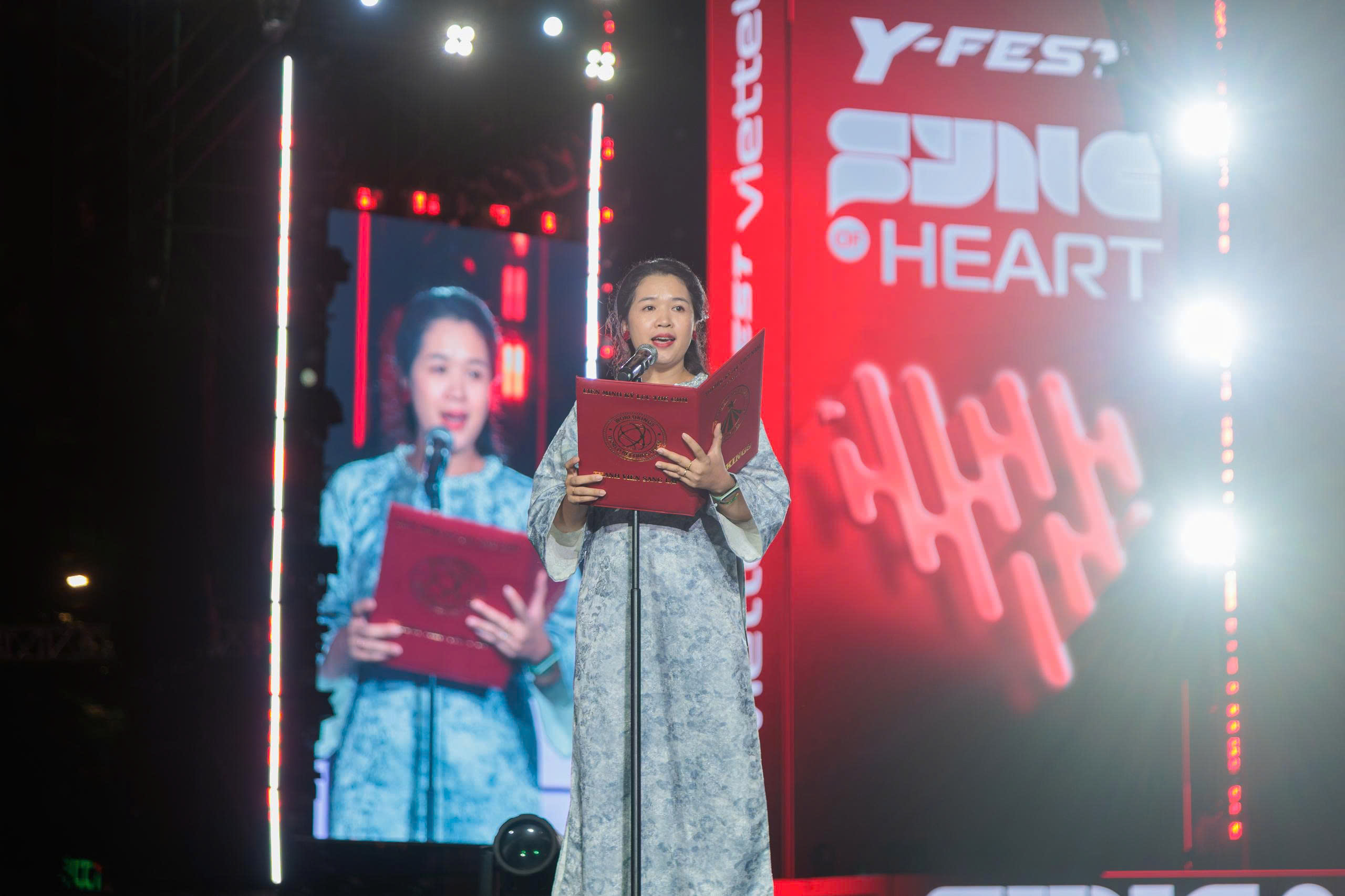 Bà Võ Lưu Lan Uyên – Phó Tổng thư ký Tổ chức Kỷ lục Việt Nam (VietKings) đại diện công bố Quyết định xác lập Kỷ lục Việt Nam.