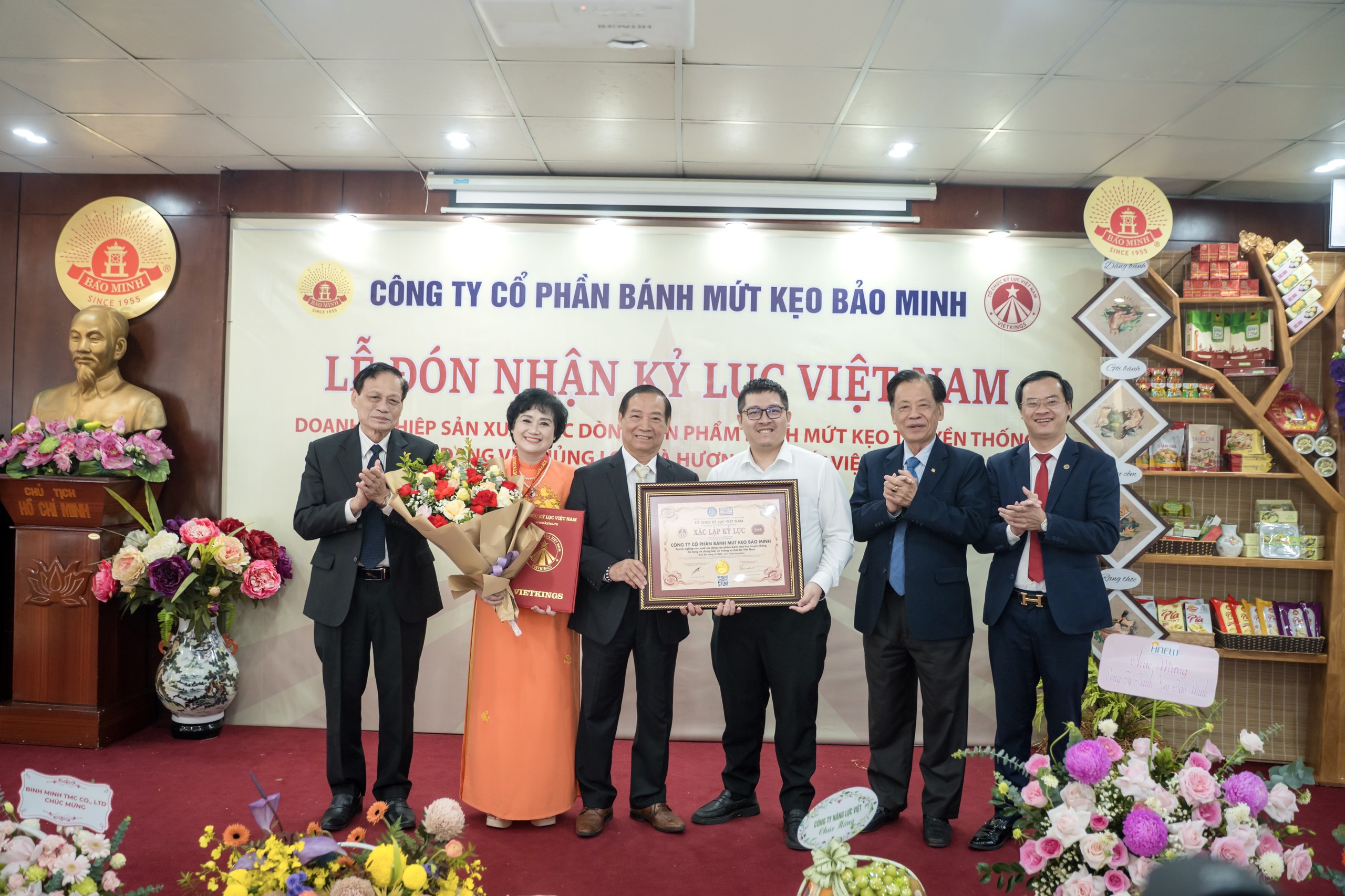 TS. Thang Văn Phúc – Nguyên thứ trưởng Bộ Nội Vụ, Chủ tịch TW Hội Kỷ lục Gia Việt Nam; TS. Trần Chiến Thắng – Nguyên thứ trưởng Bộ Văn Hoá, Phó Chủ tịch TW Hội Kỷ lục Gia Việt Nam; ông Hoàng Thái Tuấn Anh – Phó Viện trưởng Viện Kỷ lục Việt Nam, Trưởng đại diện Miền Bắc Tổ chức Kỷ lục Việt Nam