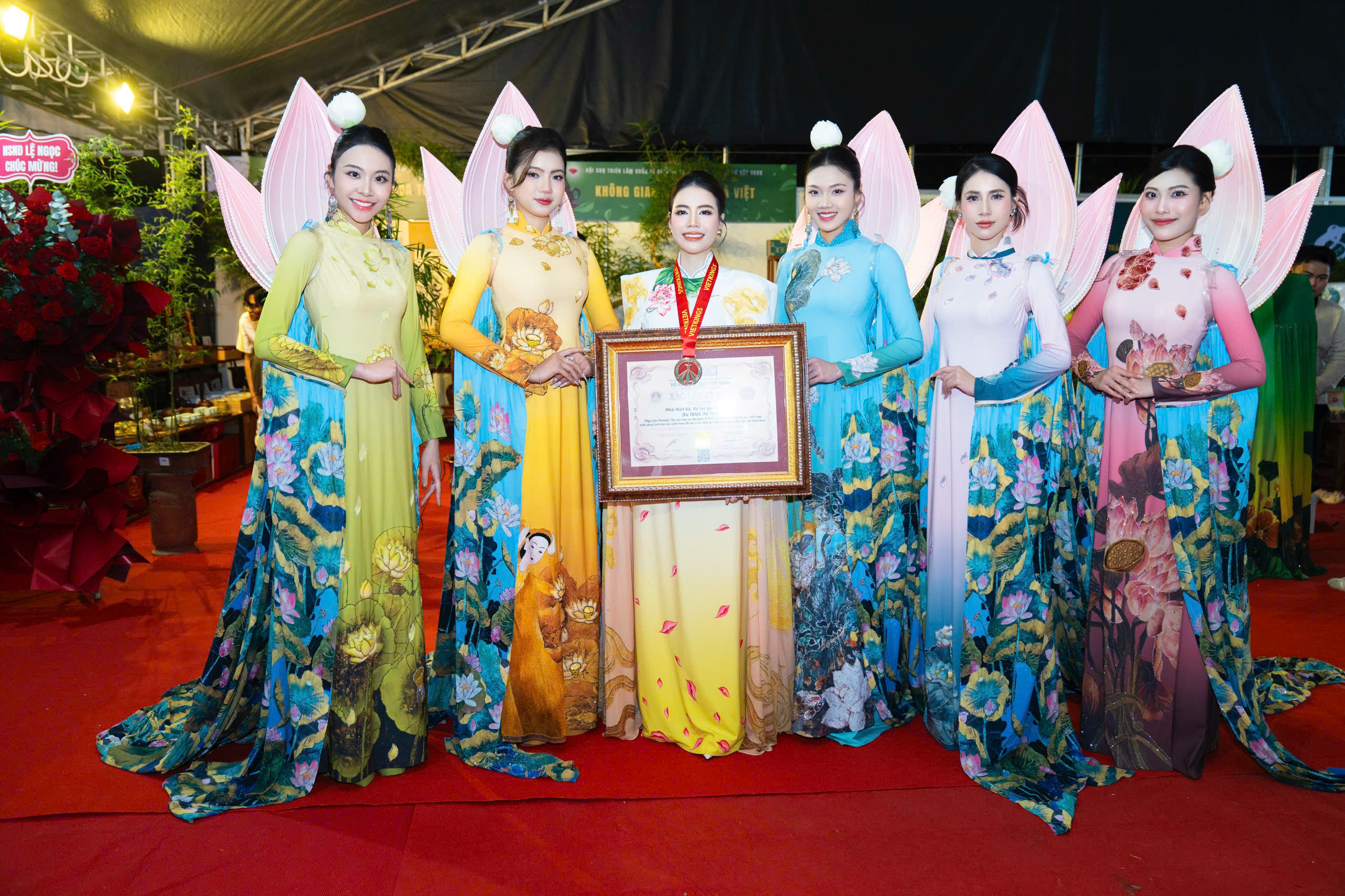 NTK. Thoa Trần bên bộ sưu tập "Ngũ liên hương"