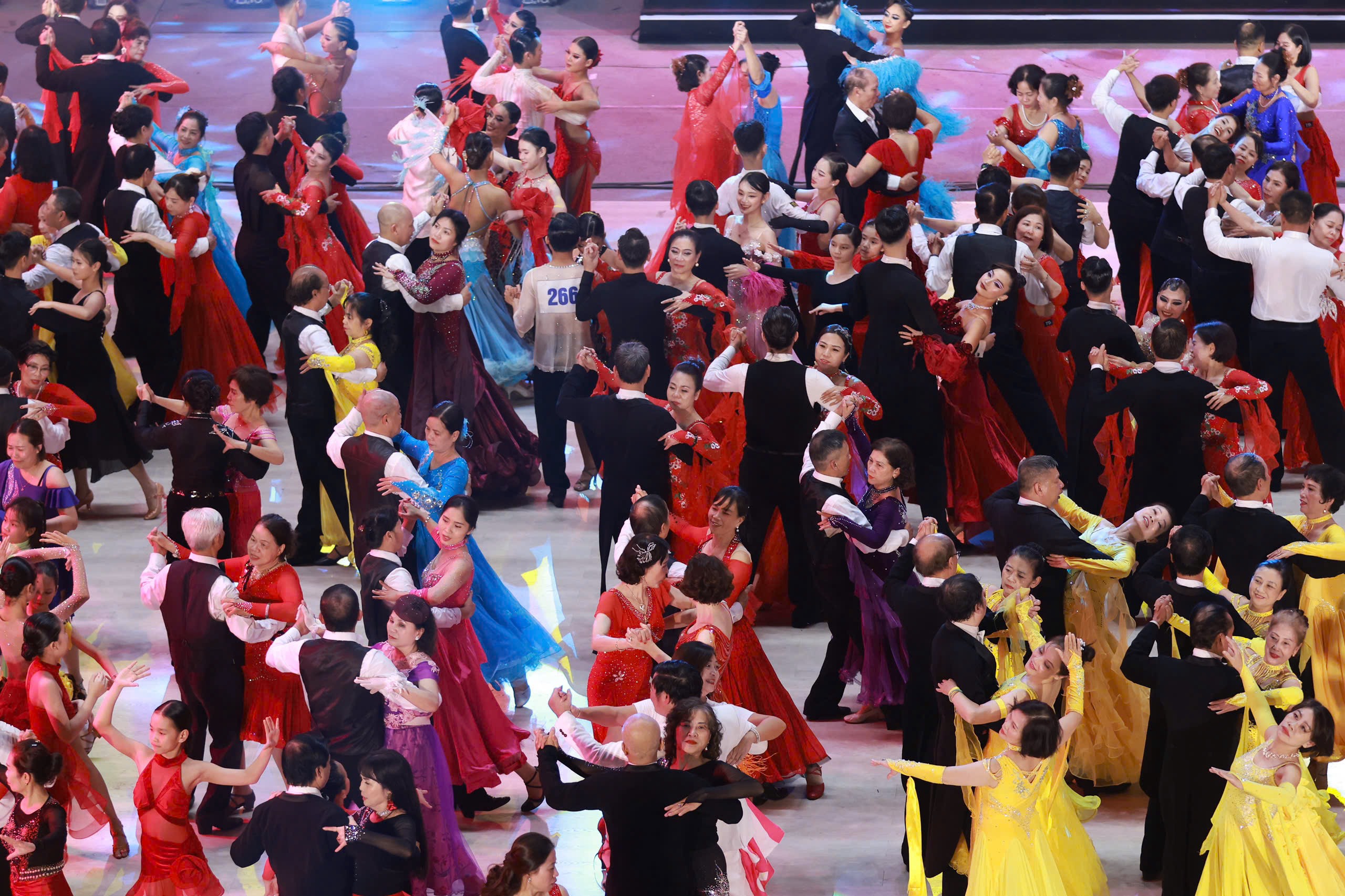 500 vũ công cùng hoà mình trong màn đồng diễn đầy cảm xúc mang tên  "Bản Tango Hà Nội" một khoảng khắc thăng hoa của nghệ thuật đam mê và tinh thần gắn kết