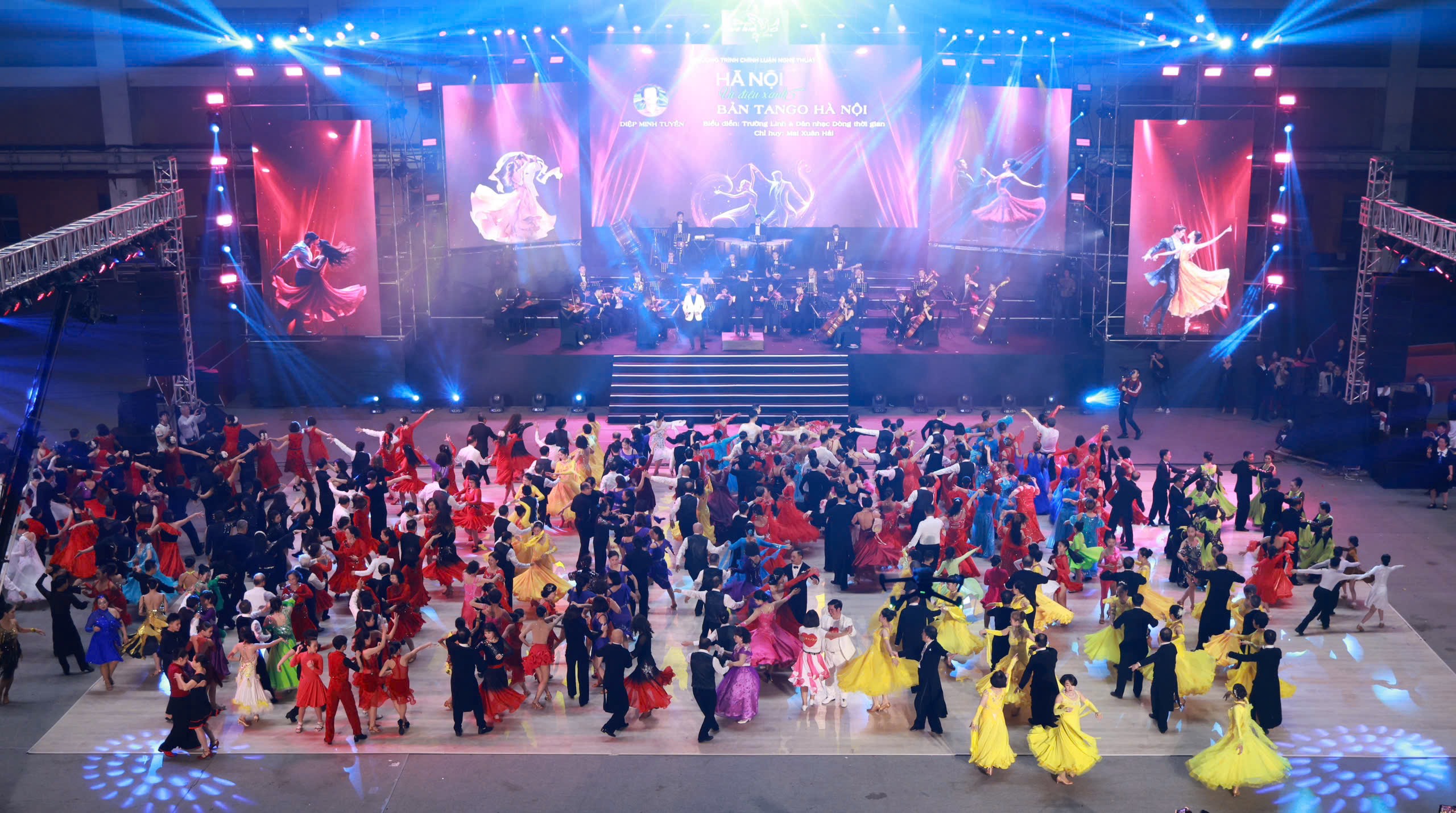 Tiết mục "Bản Tango Hà Nội" sự thăng hoa cùng cảm xúc và âm nhạc của 250 cặp đôi.