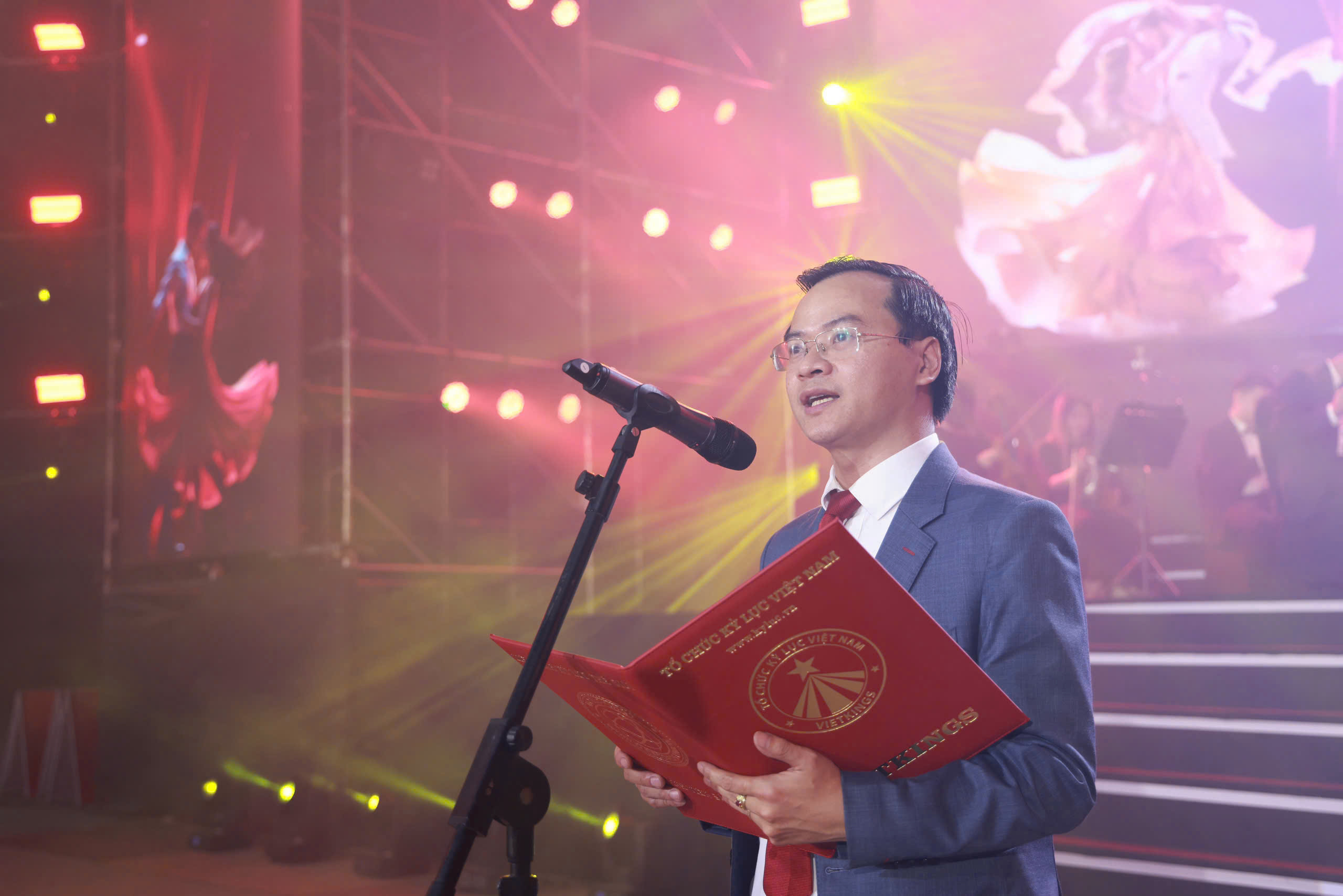 Ông Hoàng Thái Tuấn Anh - Phó Viện trưởng Viện Kỷ lục Việt Nam, Trưởng đại diện miền Bắc Tổ chức Kỷ lục Việt Nam, đại diện công bố quyết định xác lập Kỷ lục tời Đài Phát Thanh và Truyền hình Hà Nội