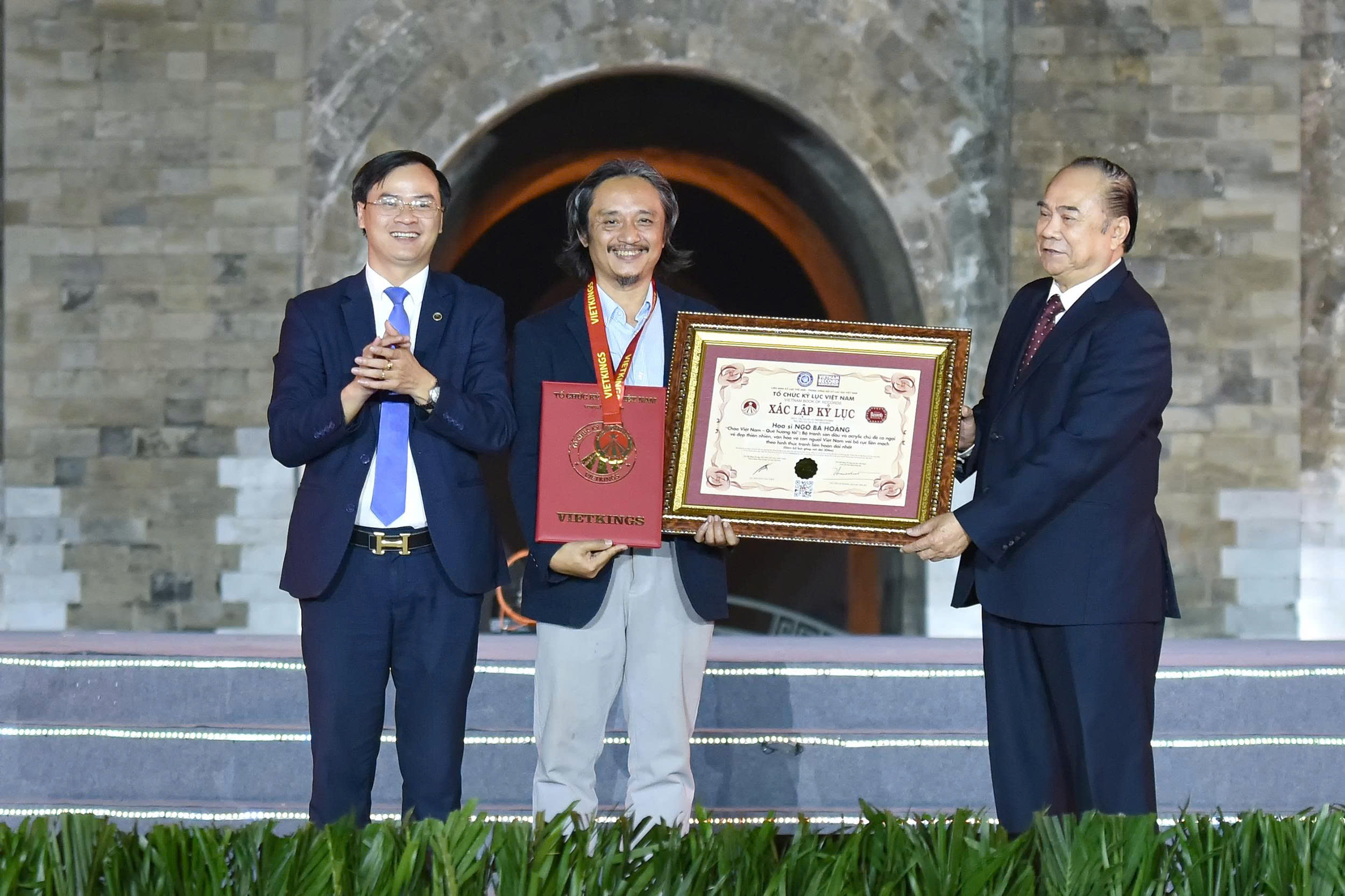TS. Trần Ngọc Tăng - Nguyên Phó Trưởng ban Tuyên giáo TW, Phó Chủ tịch TW Hội Kỷ lục Gia Việt Nam; ông Hoàng Thái Tuấn Anh - Phó Viện trưởng Viện Kỷ lục Việt Nam, Trưởng đại diện Miền Bắc Tổ chức Kỷ lục Việt Nam